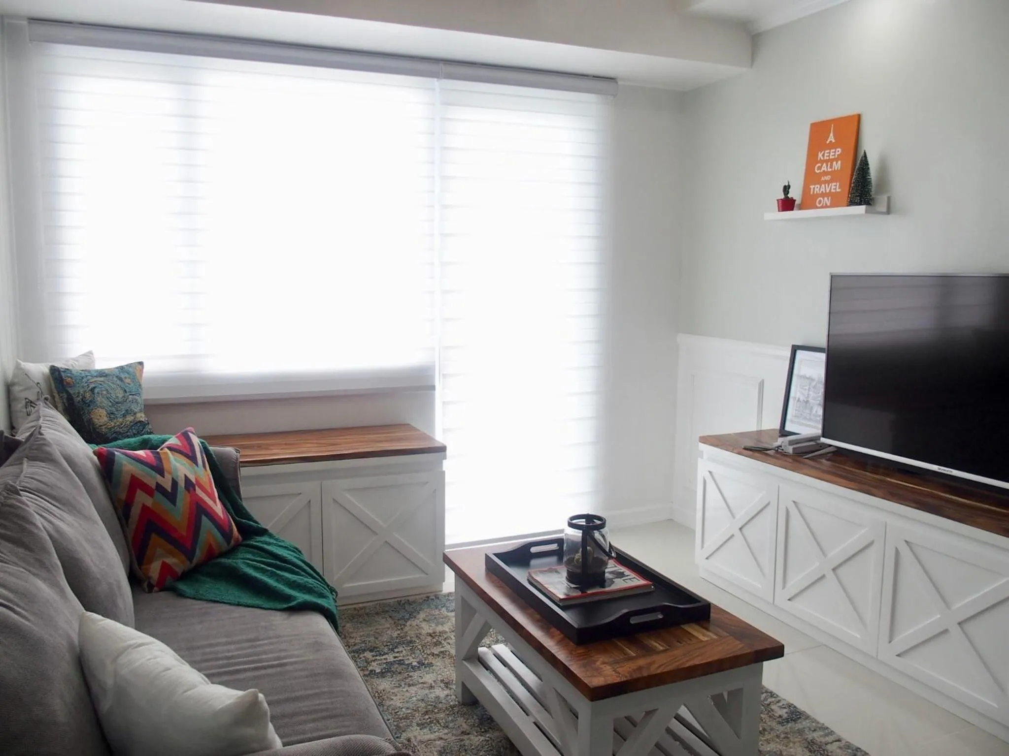 Living room in Cozy Family Suite with Stunning View of Taal