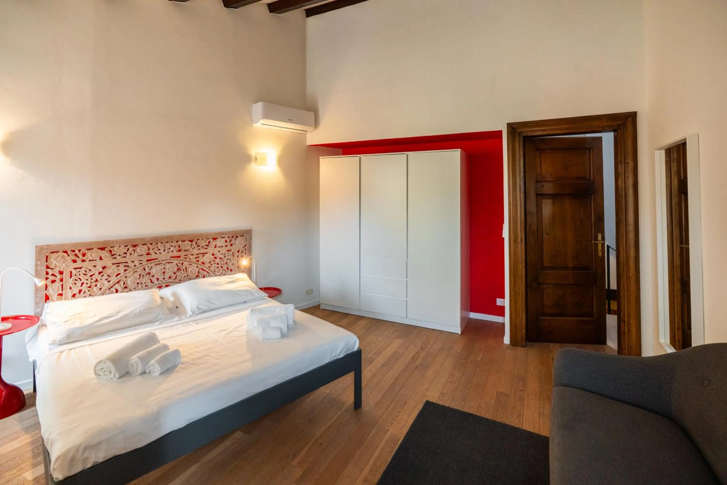 Bed in La finestra sul Ponte by Postcardsfrom