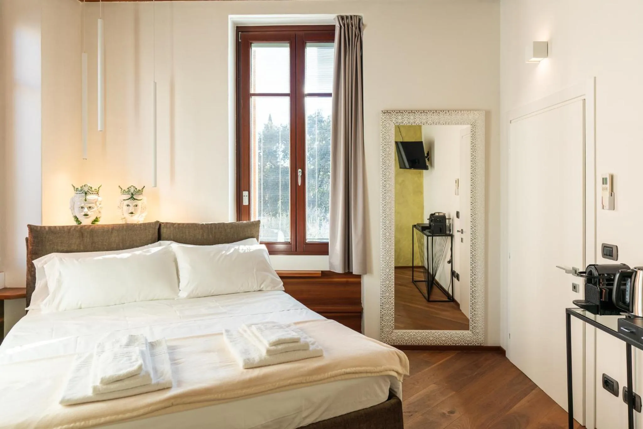 Bed in La finestra sul Ponte by Postcardsfrom