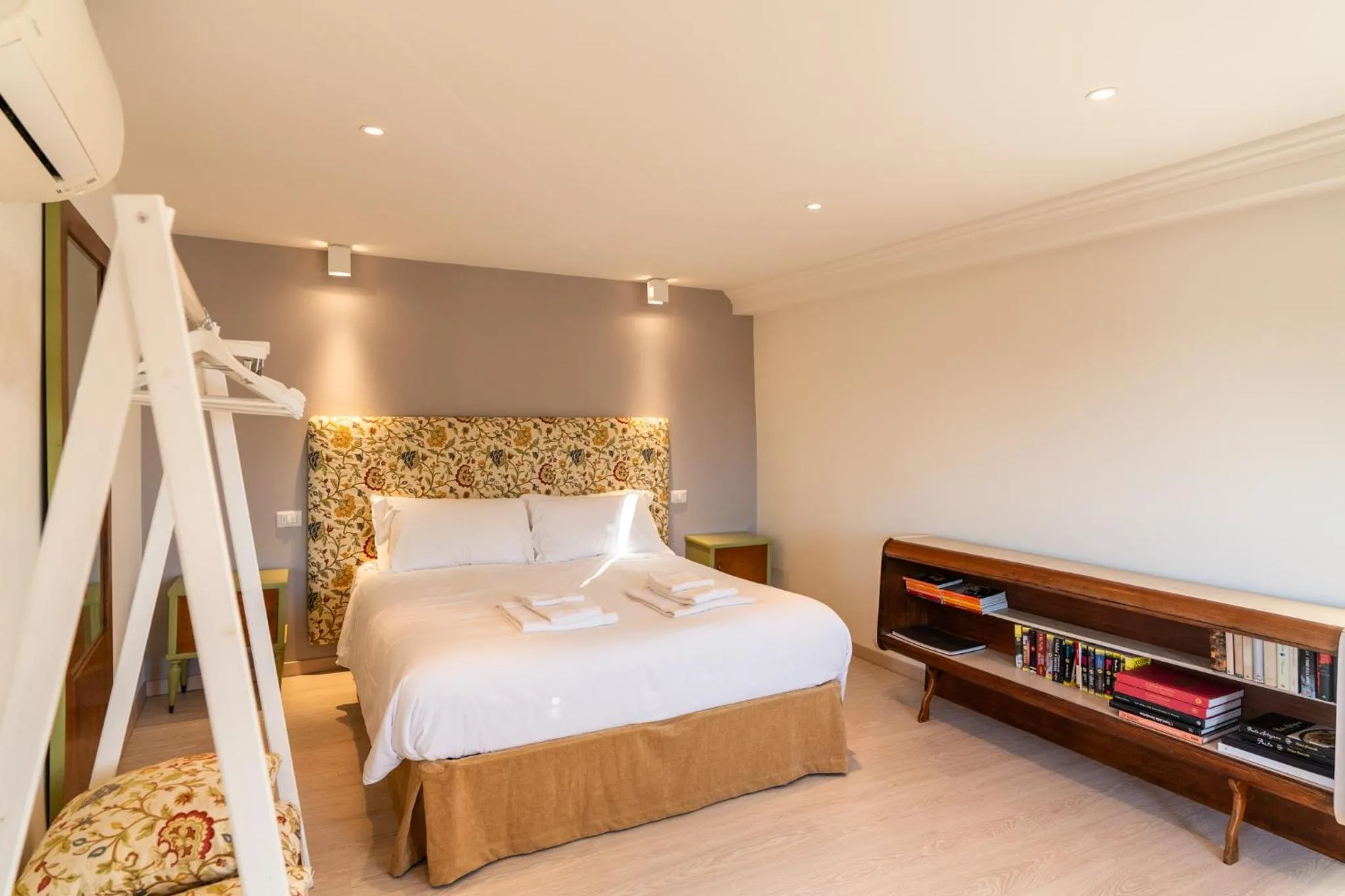 Bed in La finestra sul Ponte by Postcardsfrom