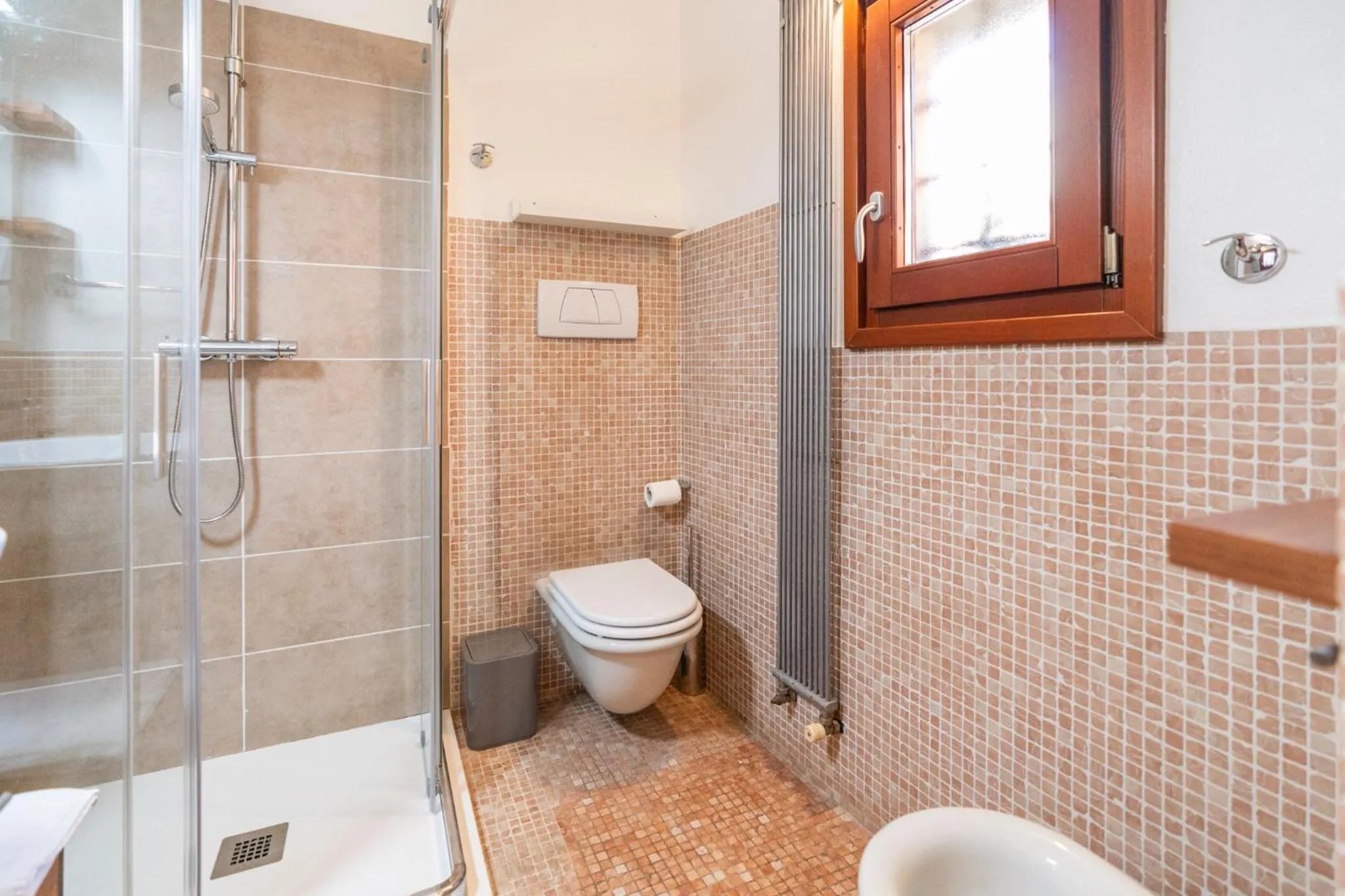 Shower in La finestra sul Ponte by Postcardsfrom