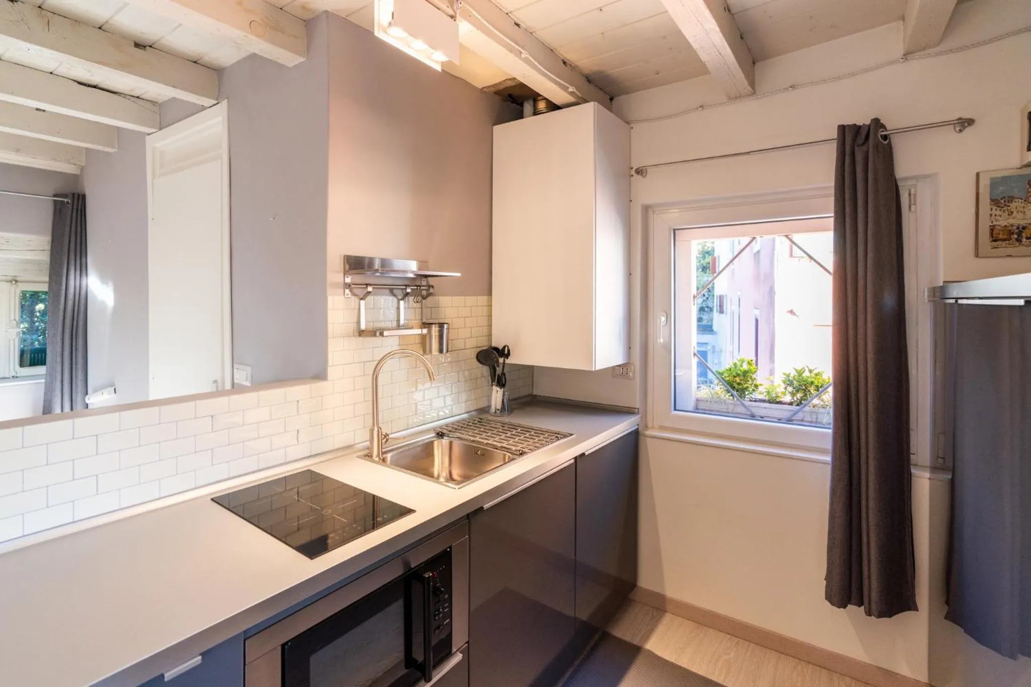 Kitchen or kitchenette in La finestra sul Ponte by Postcardsfrom