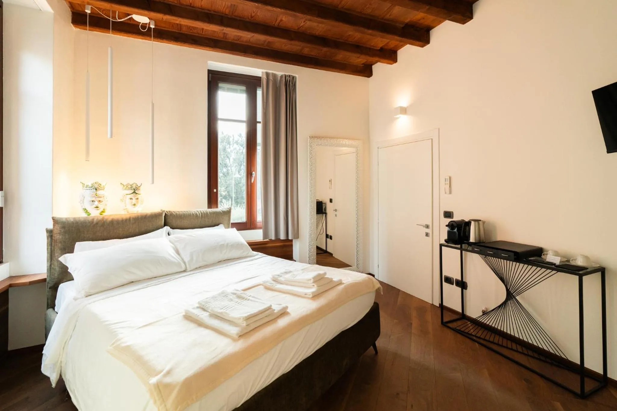 Bed in La finestra sul Ponte by Postcardsfrom