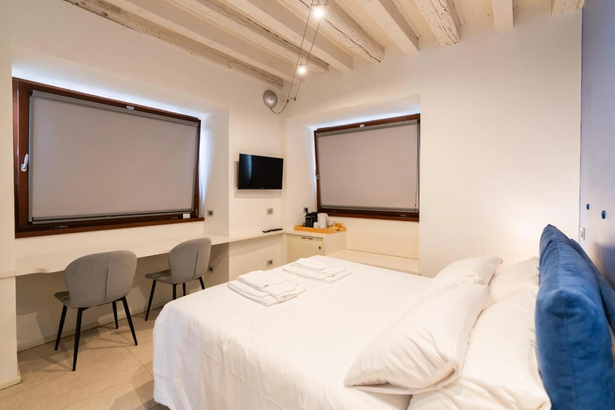 Bed in La finestra sul Ponte by Postcardsfrom
