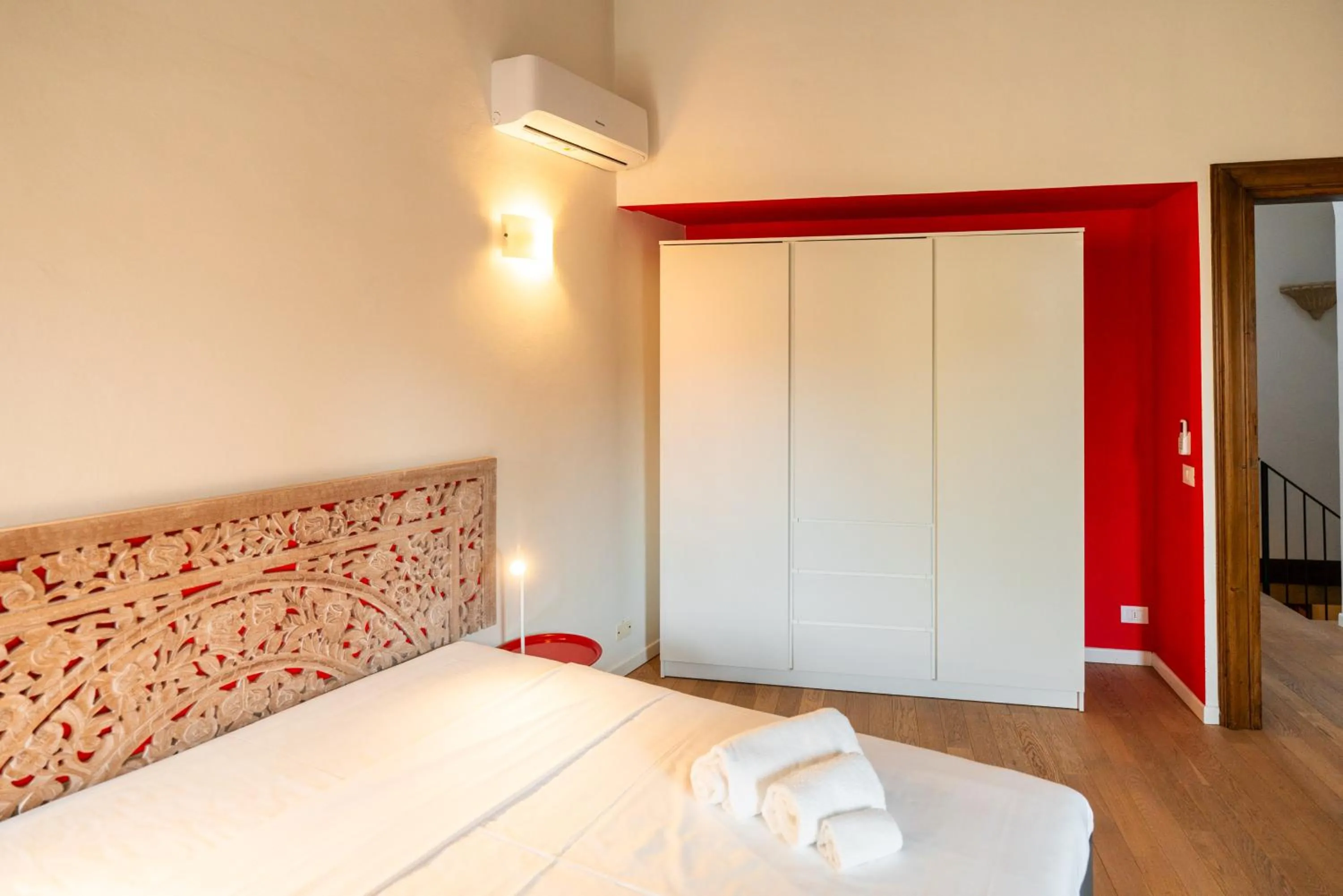 Photo of the whole room, Bed in La finestra sul Ponte by Postcardsfrom