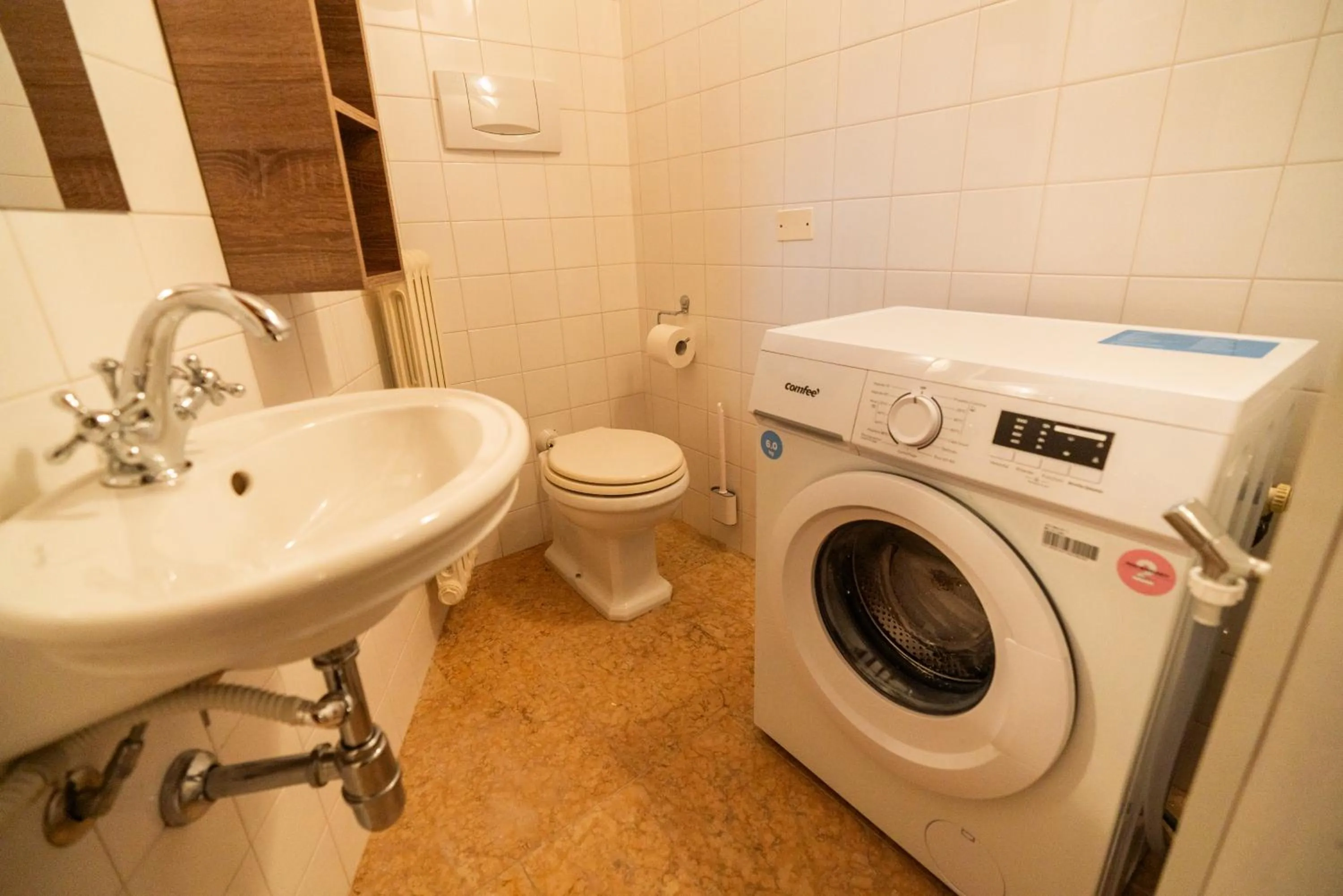 Toilet in La finestra sul Ponte by Postcardsfrom