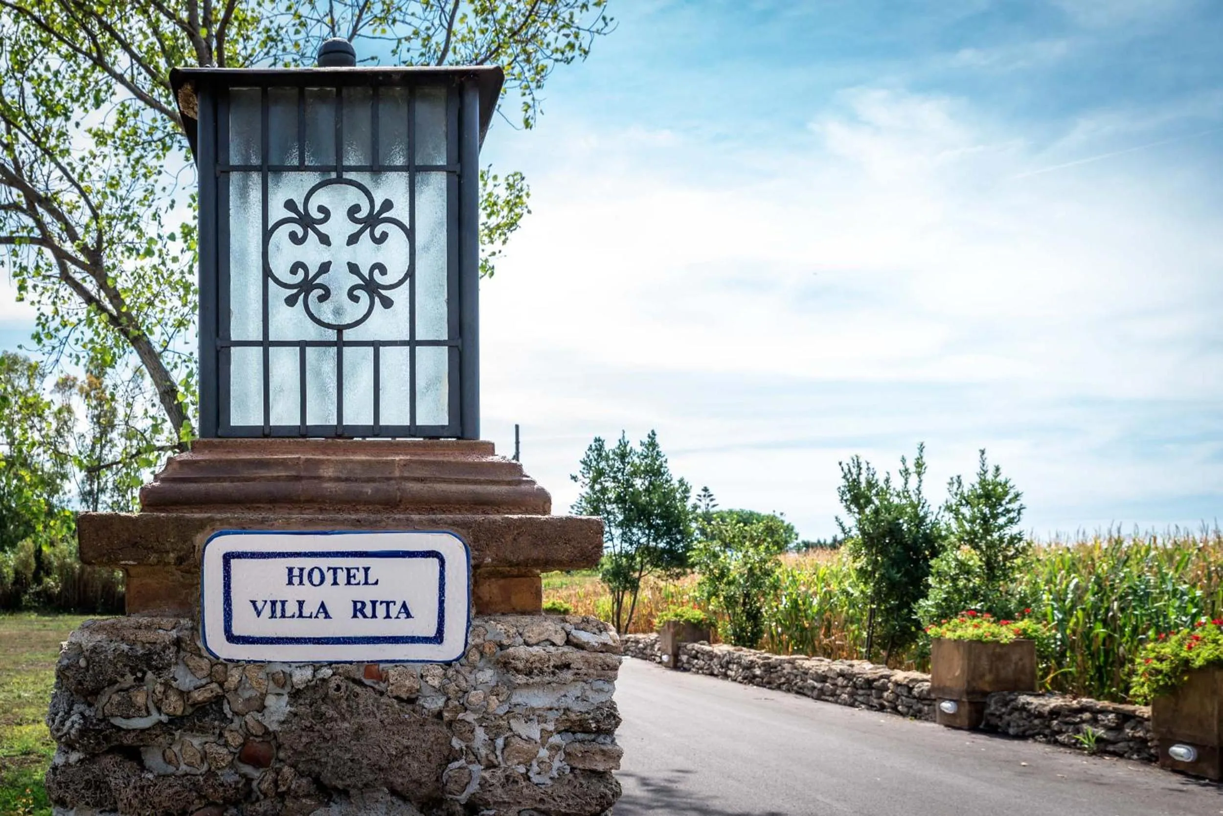 Facade/entrance in Hotel Villa Rita