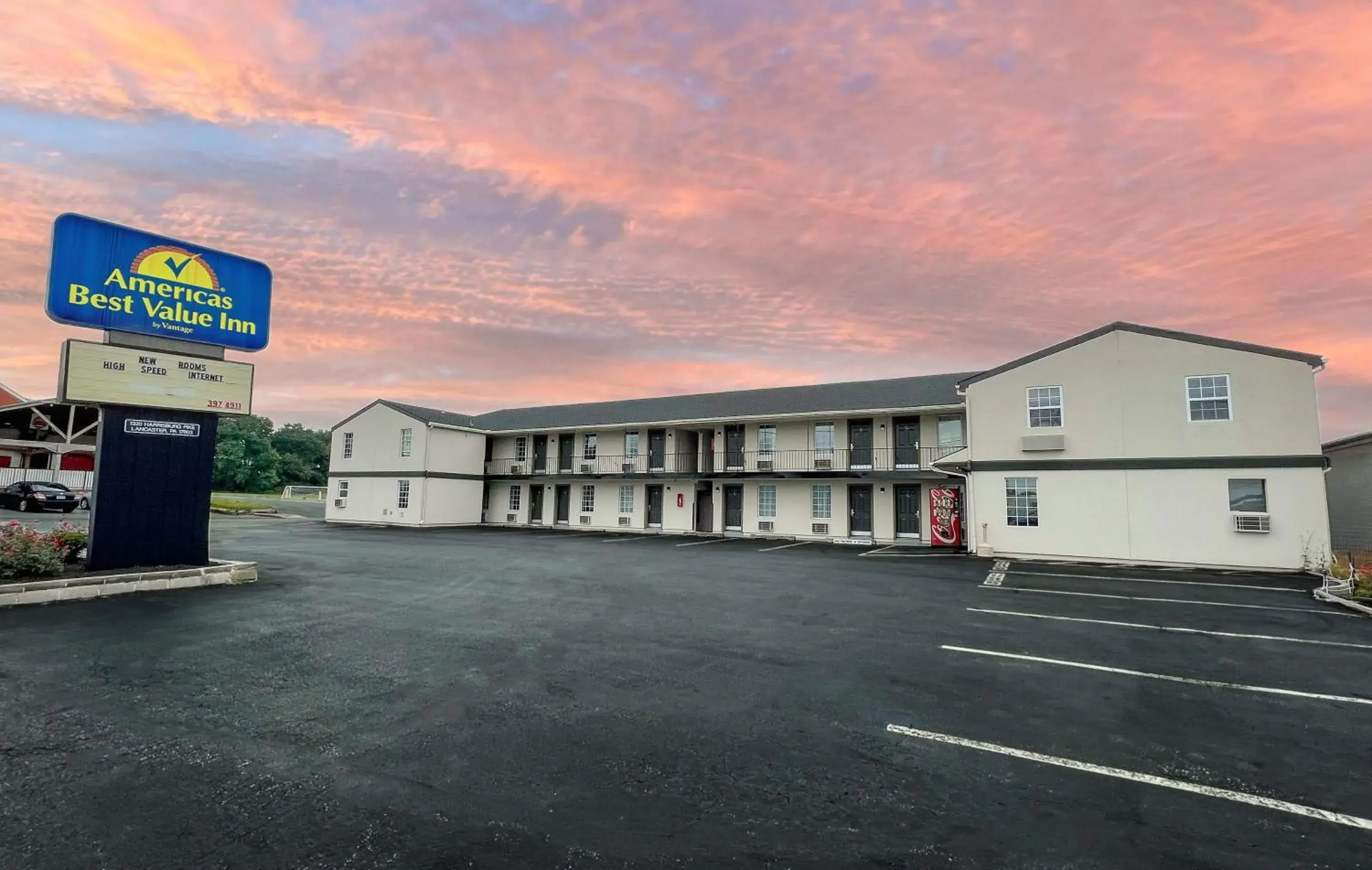 Property building in America's Best Value Inn Lancaster Property building in America's Best Value Inn Lancaster