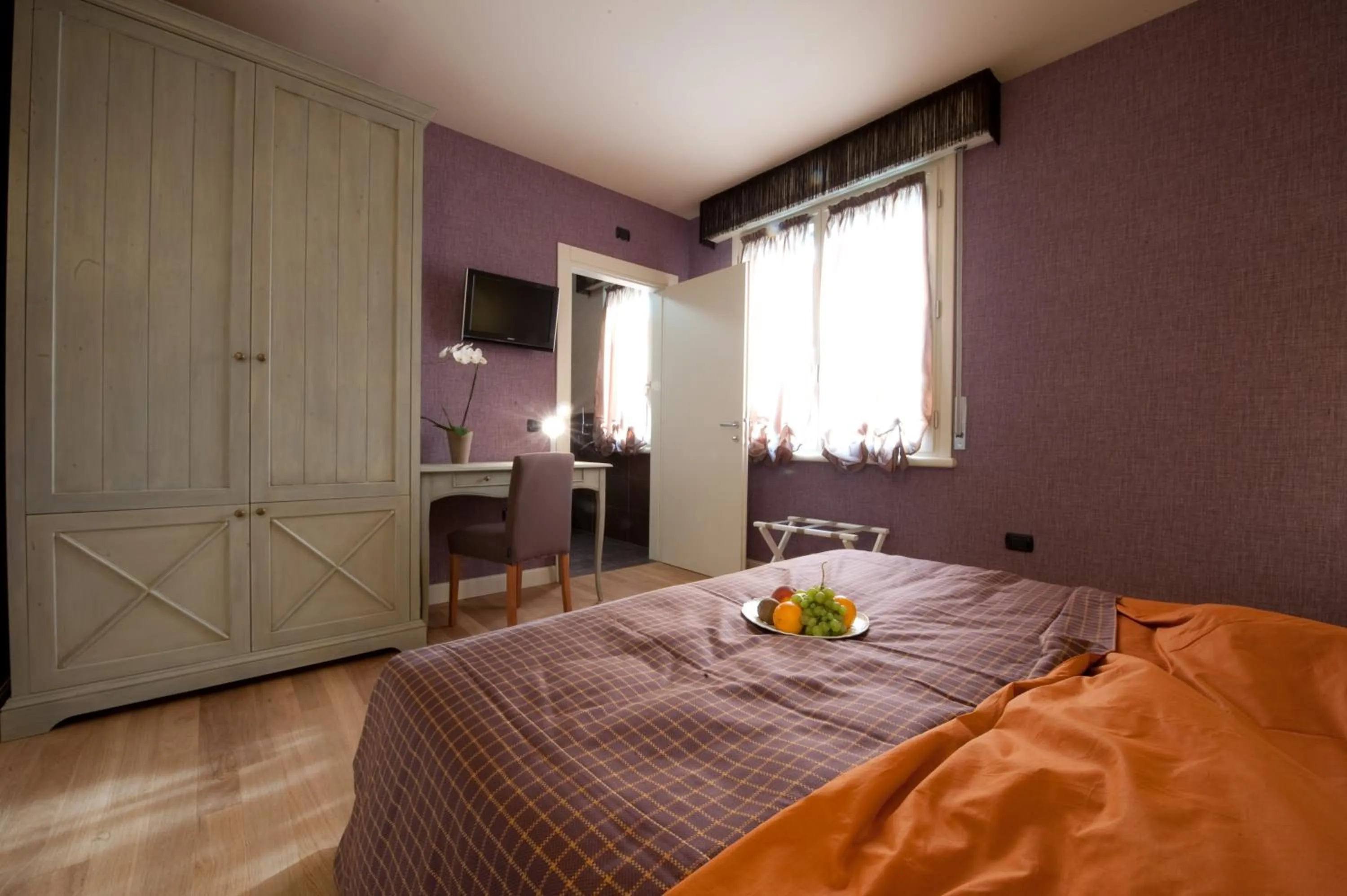 Photo of the whole room, Bed in Hotel Locanda Stendhal