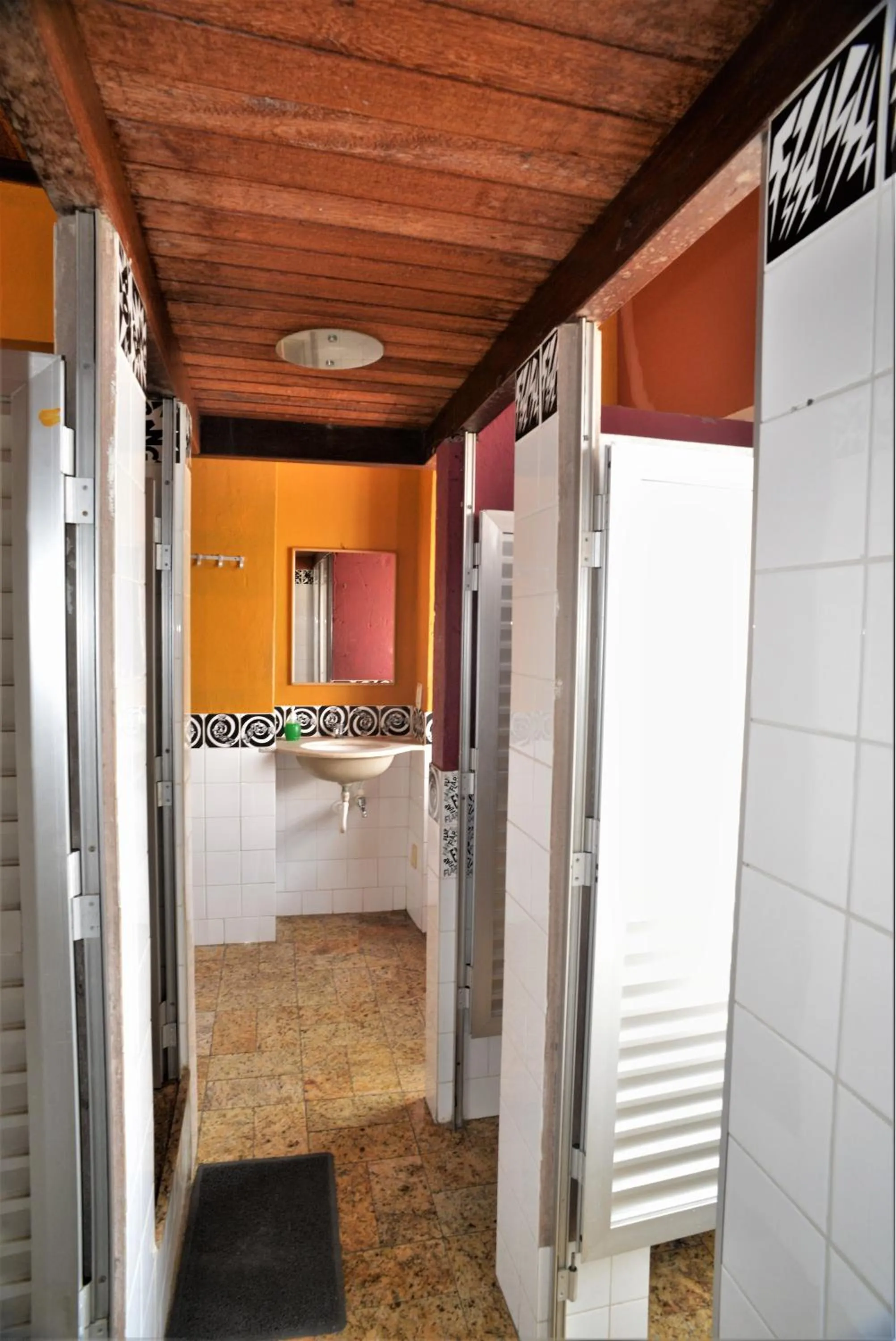 Bathroom in Laranjeiras Hostel