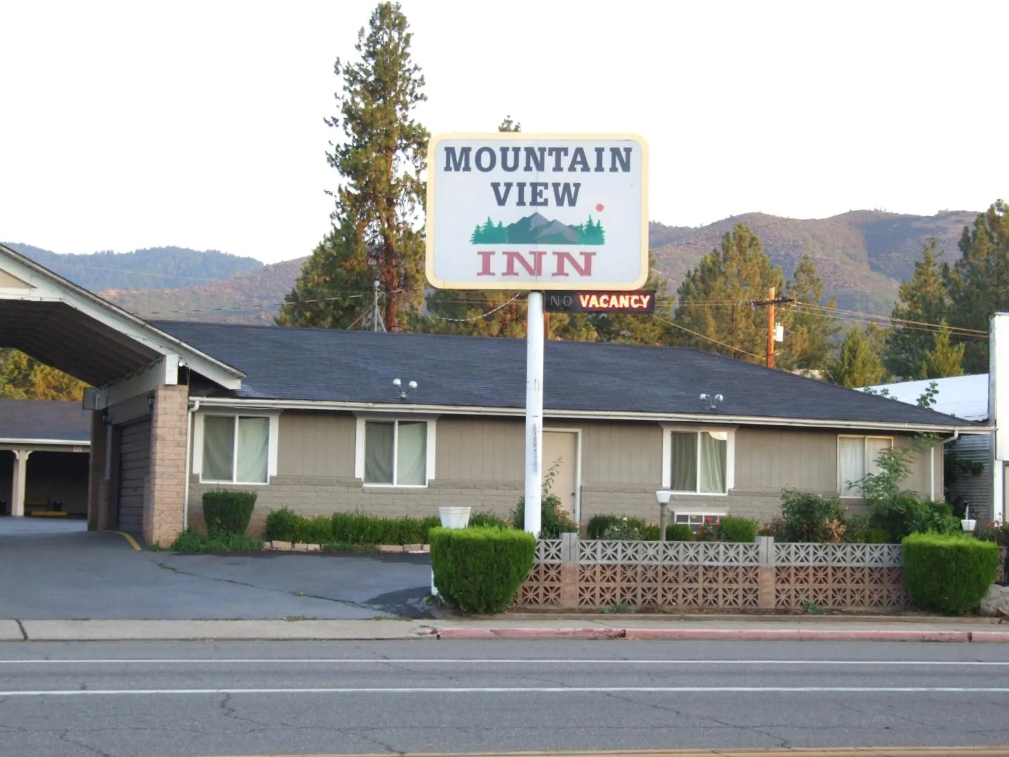 Facade/entrance in Mountain View Inn Yreka CA