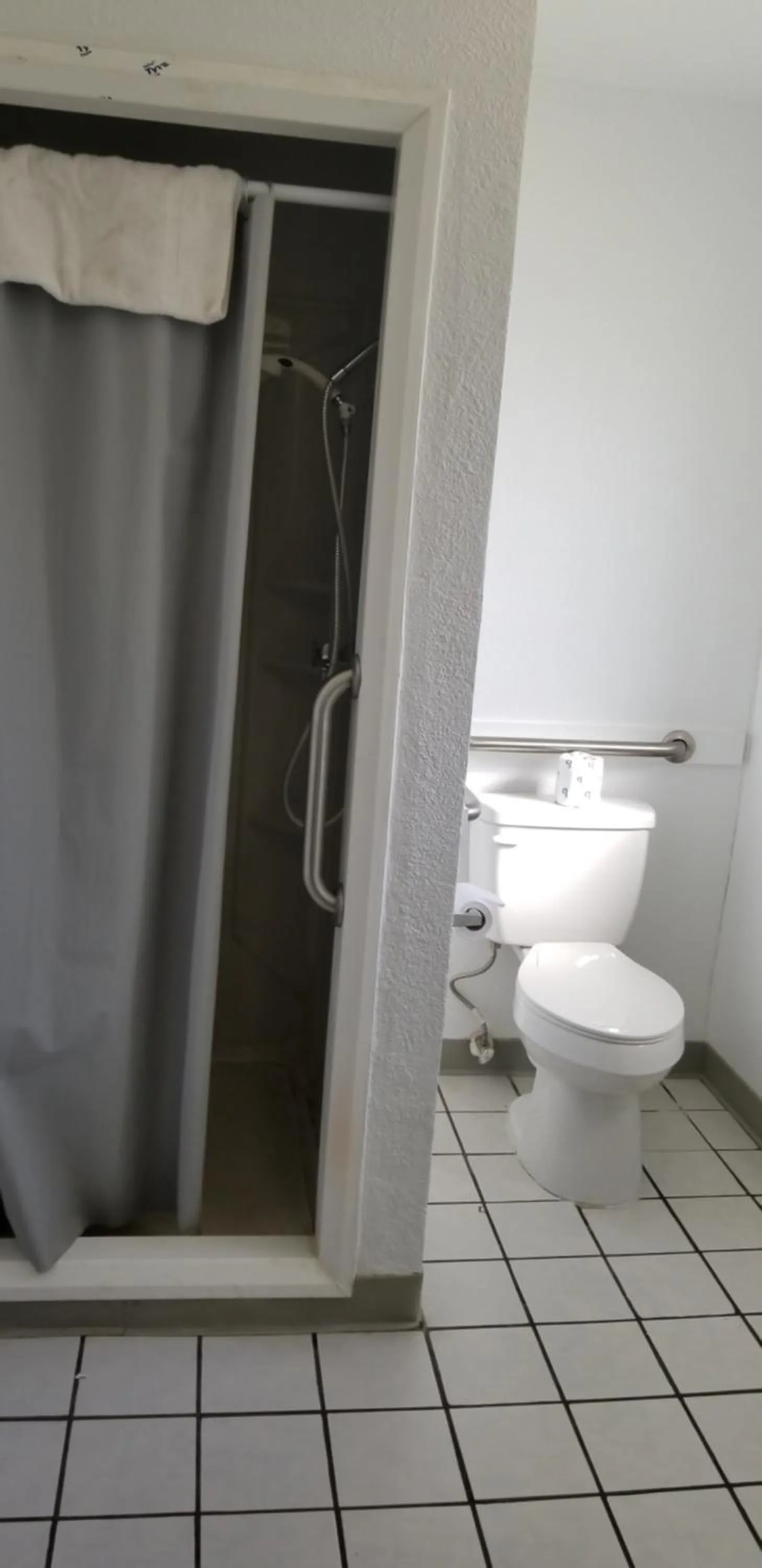 Shower in Mountain View Inn Yreka CA