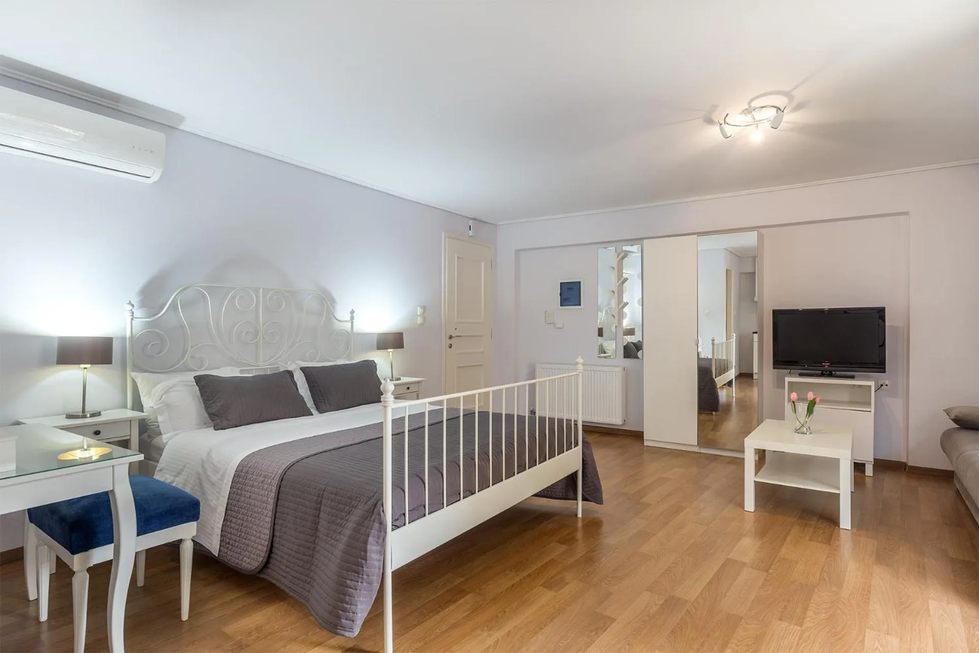 Communal lounge/ TV room, Bed in UrbanStay