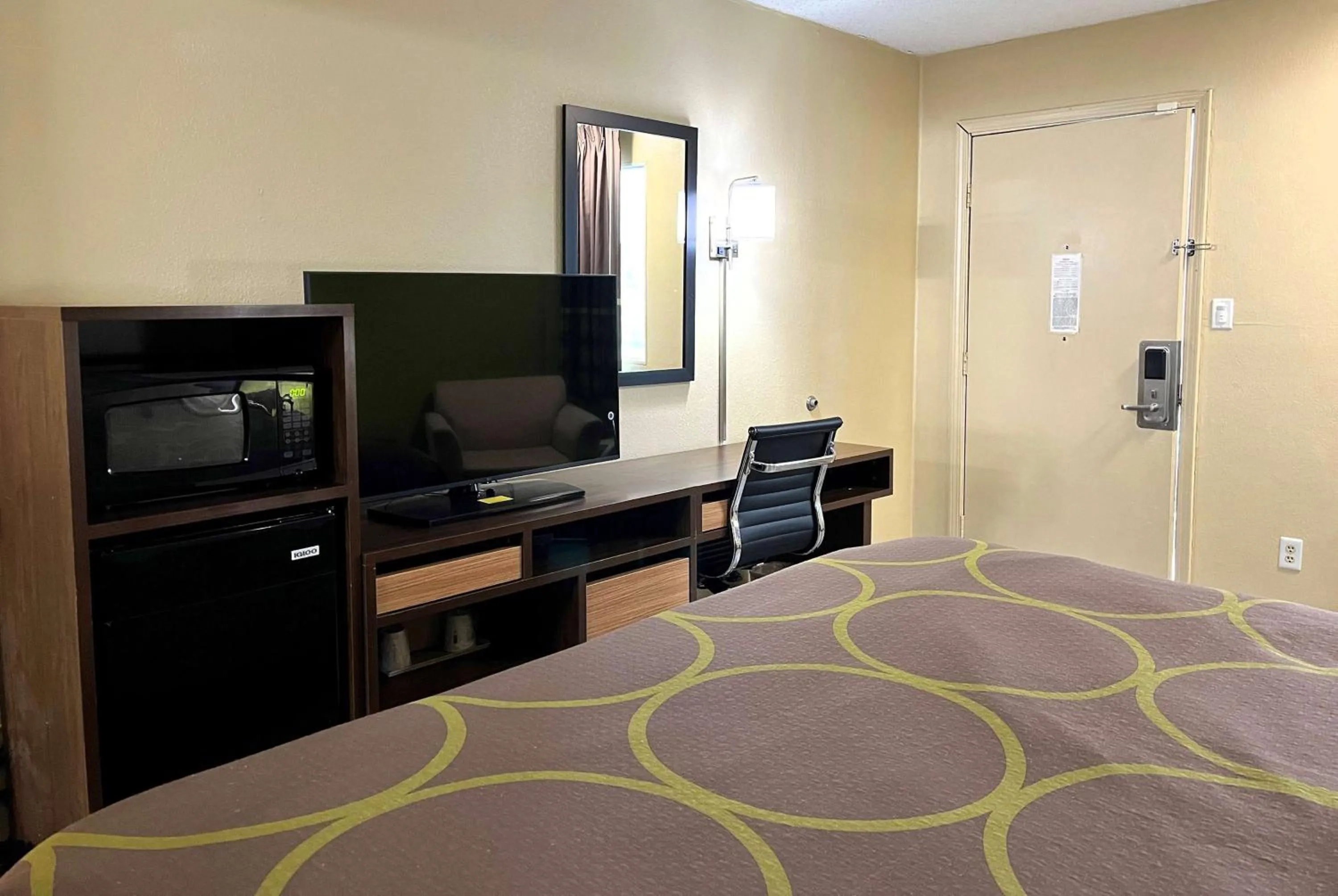Photo of the whole room, Bed in Super 8 by Wyndham Lafayette