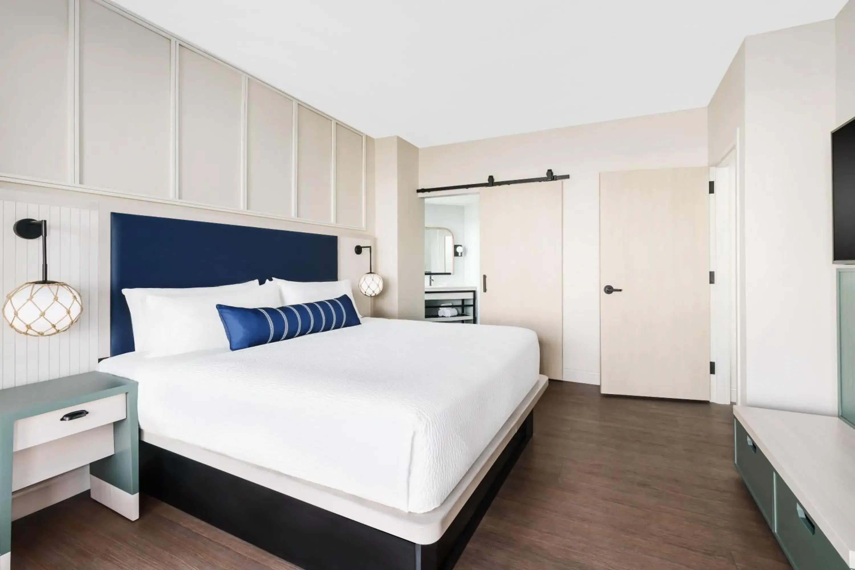 Bed in Holiday Inn Resort Lumina on Wrightsville Beach by IHG Bed in Holiday Inn Resort Lumina on Wrightsville Beach by IHG