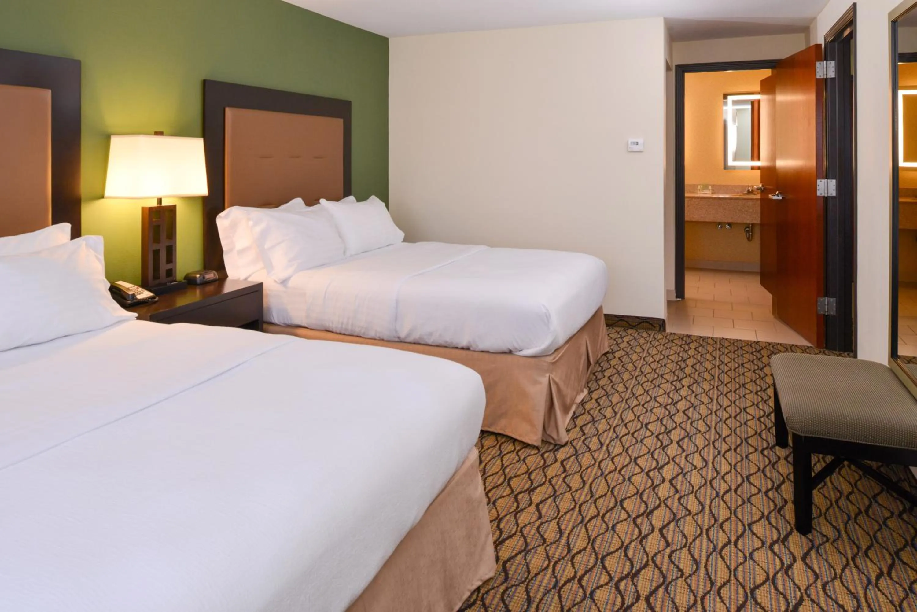 Photo of the whole room, Bed in Holiday Inn Poplar Bluff by IHG