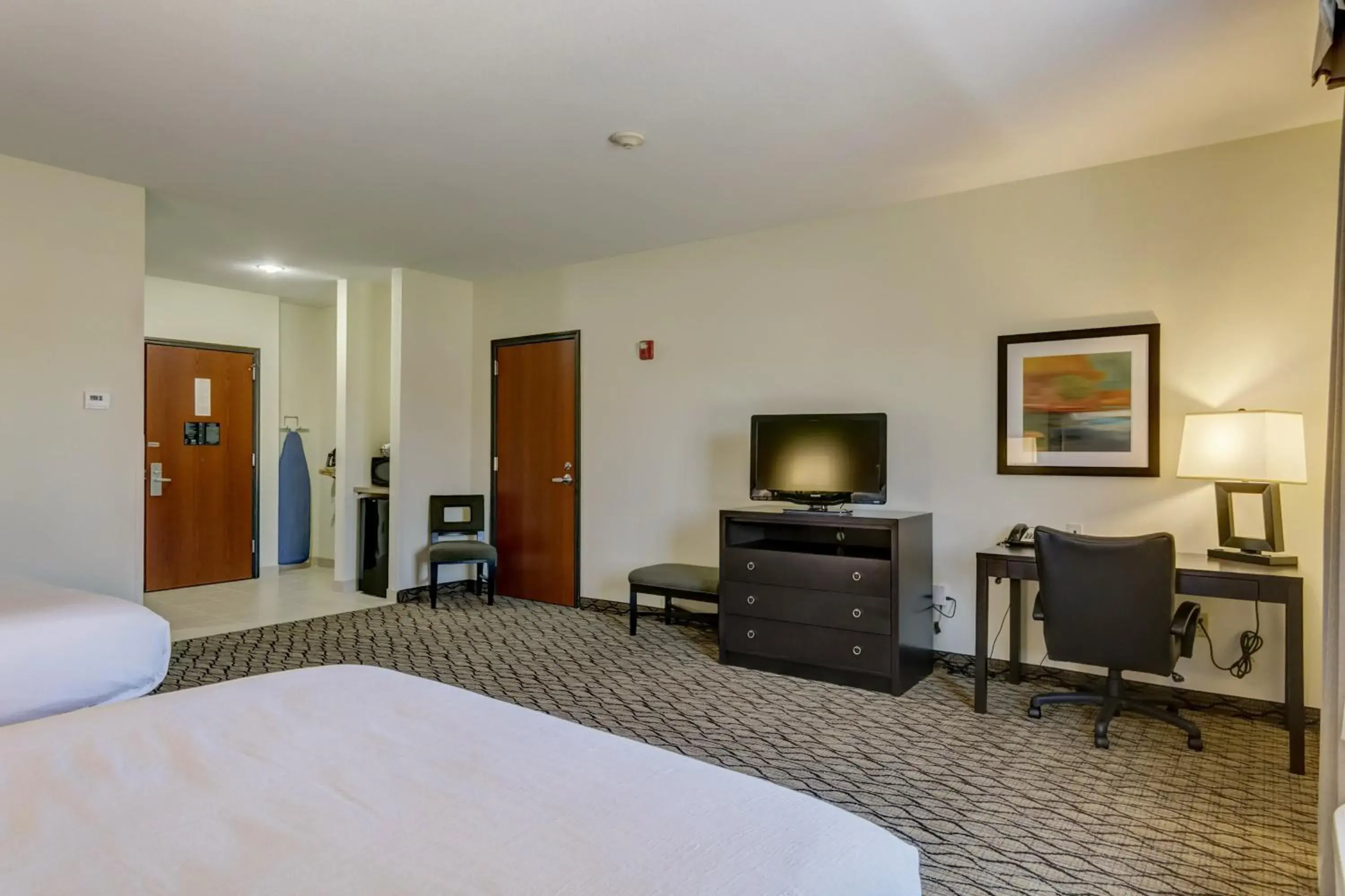 Photo of the whole room, Bed in Holiday Inn Poplar Bluff by IHG Photo of the whole room, Bed in Holiday Inn Poplar Bluff by IHG