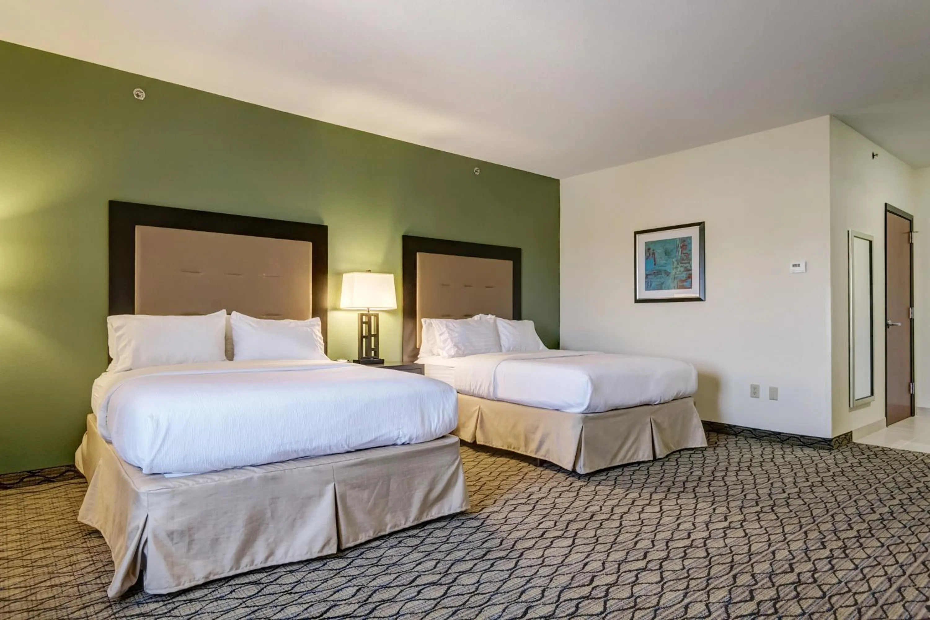 Photo of the whole room, Bed in Holiday Inn Poplar Bluff by IHG