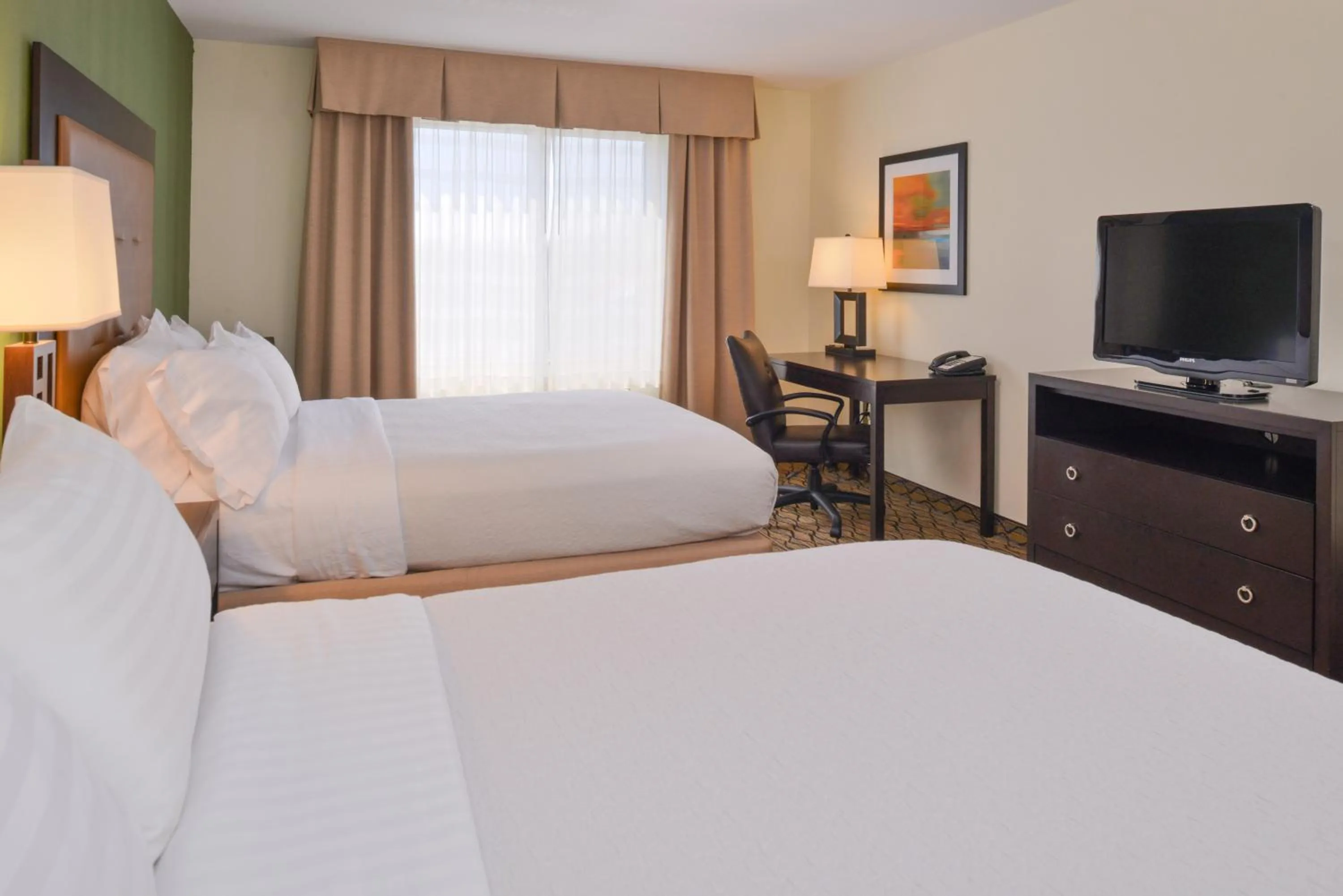 Photo of the whole room, Bed in Holiday Inn Poplar Bluff by IHG