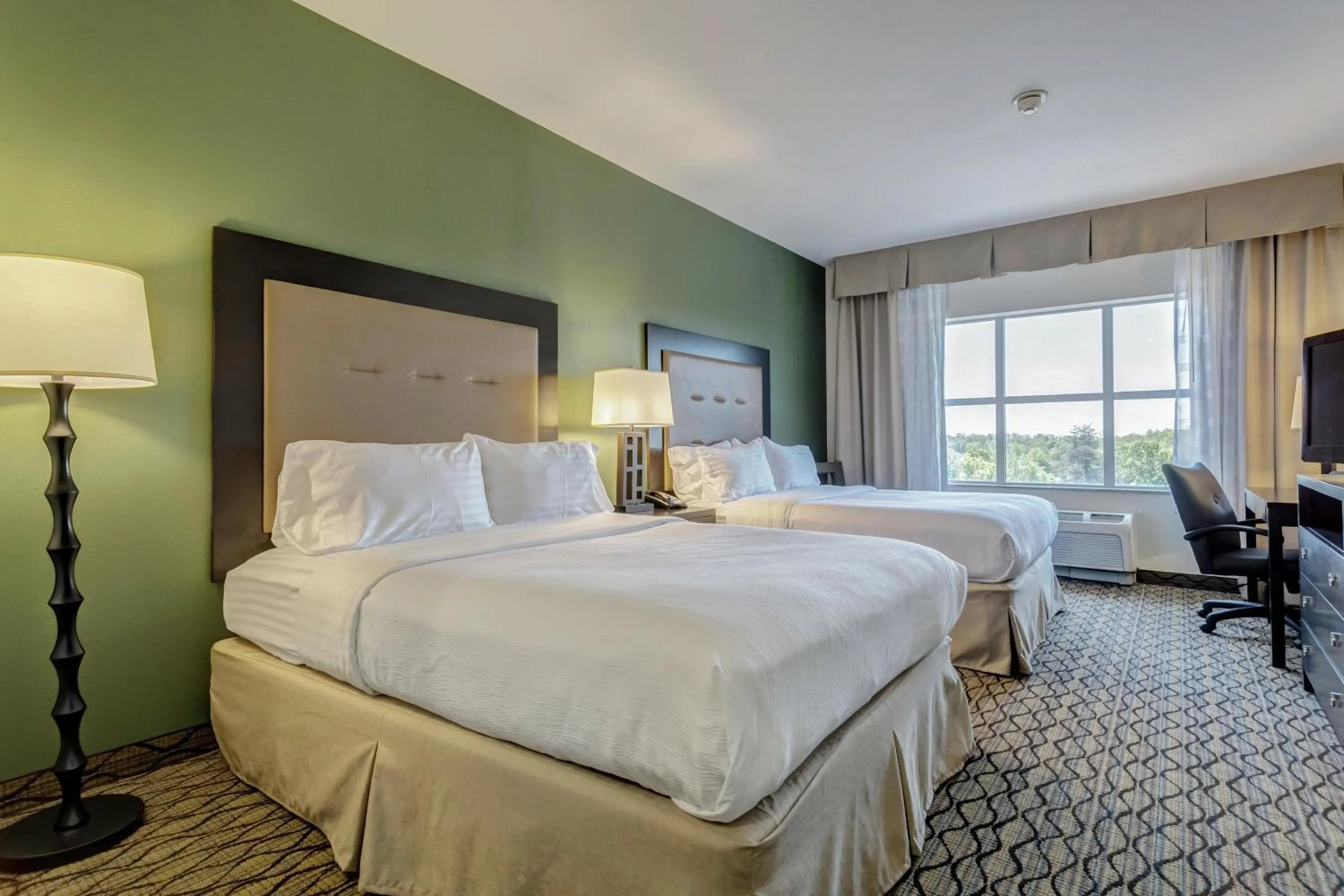 Photo of the whole room, Bed in Holiday Inn Poplar Bluff by IHG