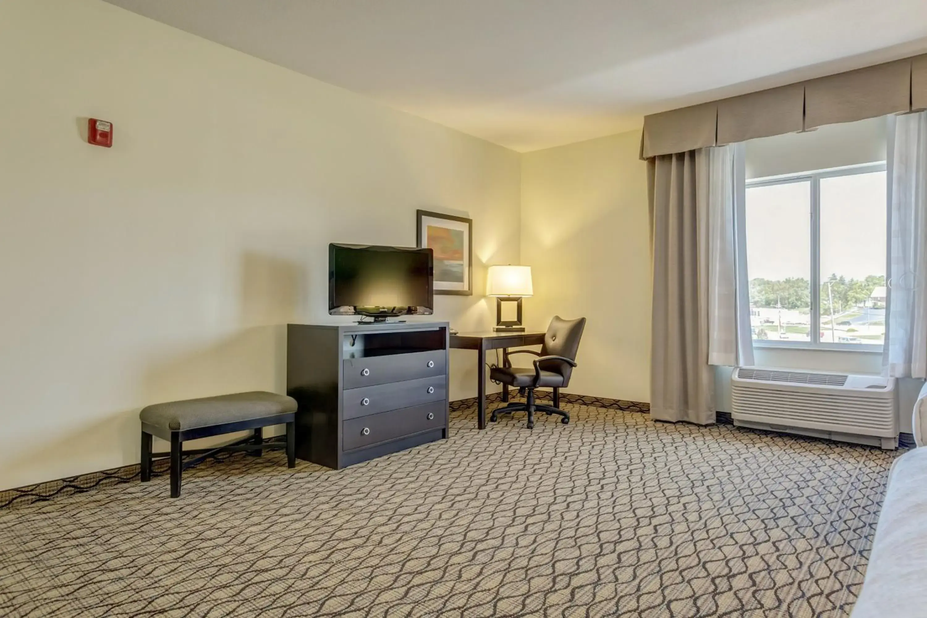 Standard Queen Room with Two Queen Beds and Tub - Communications Accessible in Holiday Inn Poplar Bluff, an IHG Hotel Standard Queen Room with Two Queen Beds and Tub - Communications Accessible in Holiday Inn Poplar Bluff, an IHG Hotel