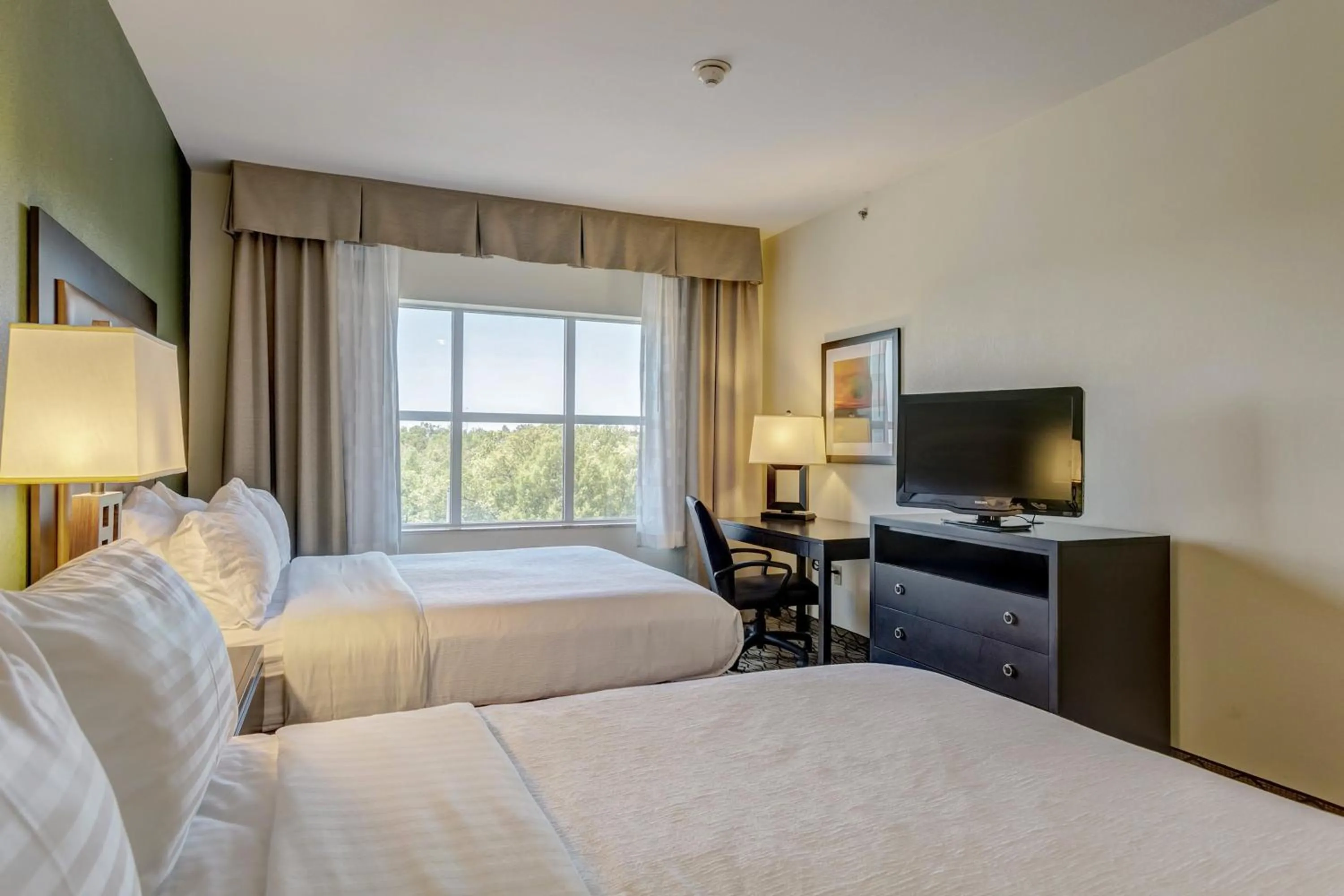 Photo of the whole room, Bed in Holiday Inn Poplar Bluff by IHG