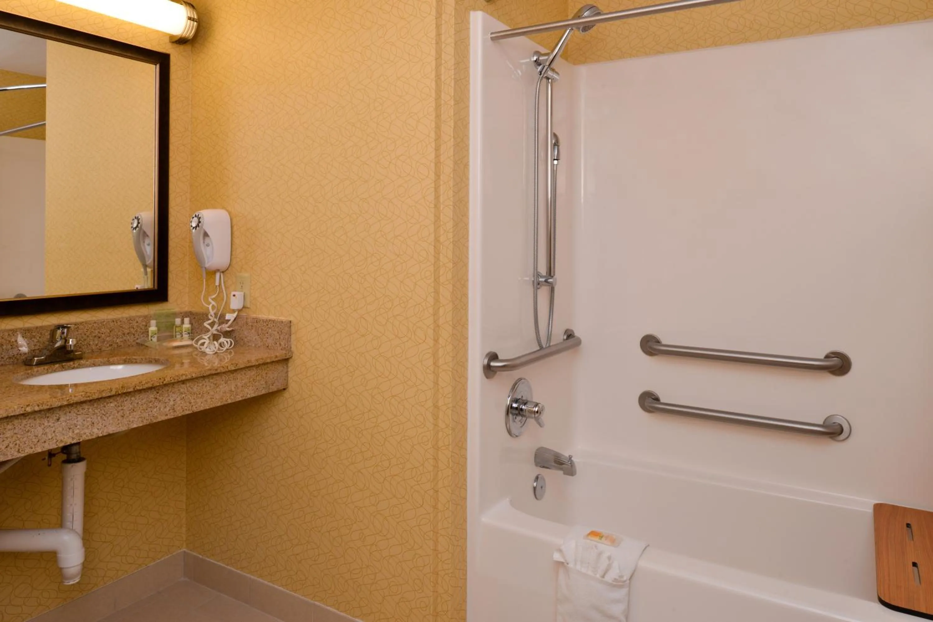 Standard Queen Room with Two Queen Beds and Tub - Communications Accessible in Holiday Inn Poplar Bluff, an IHG Hotel