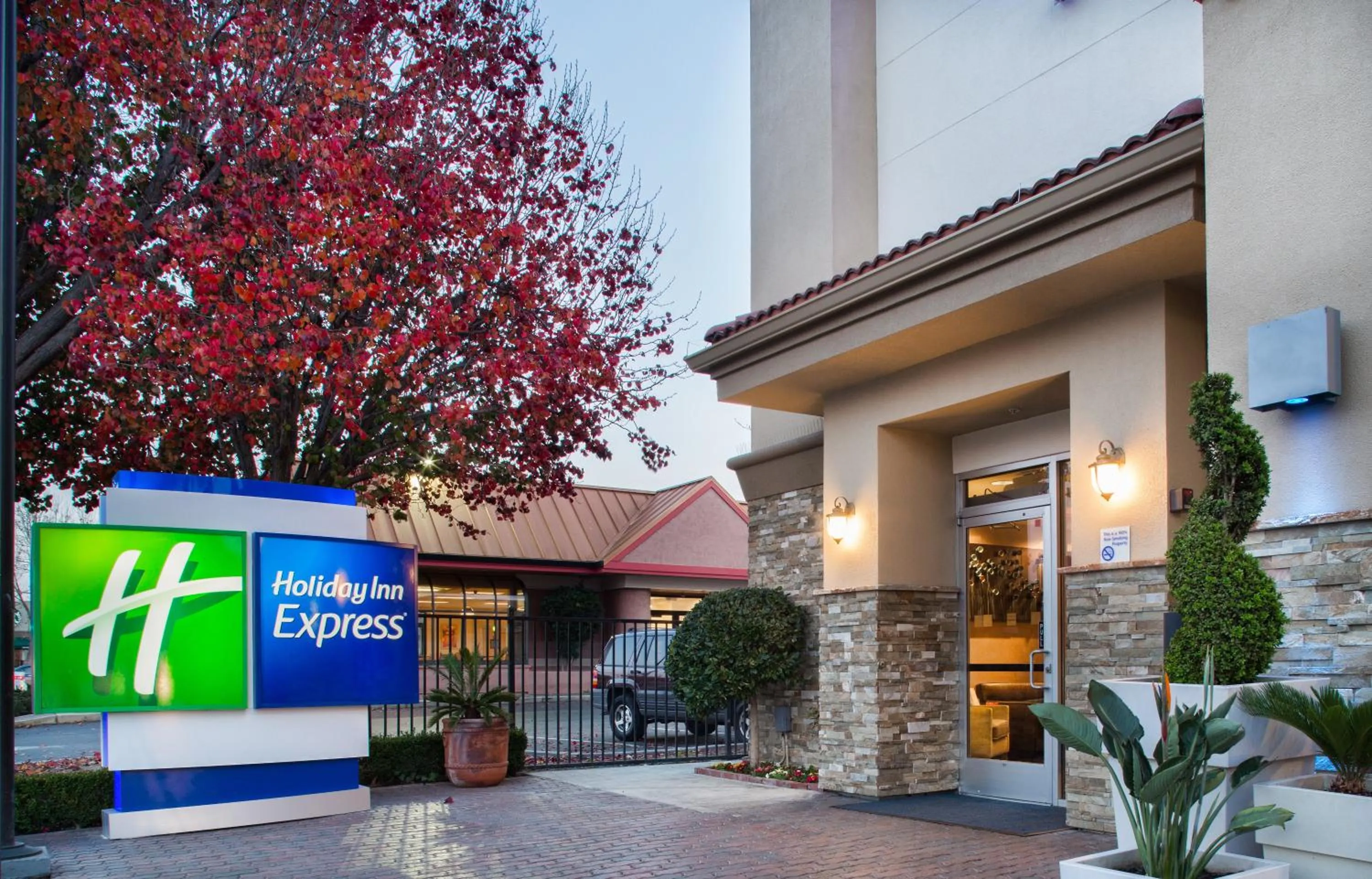 Property building in Holiday Inn Express Redwood City Central by IHG