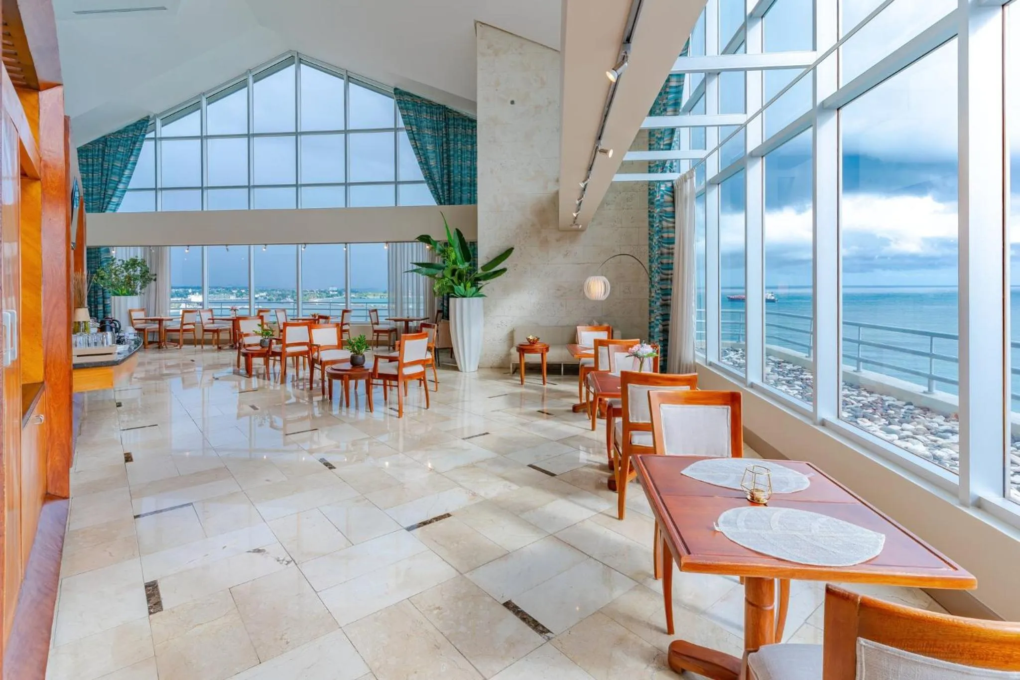 Restaurant/places to eat in Crowne Plaza Santo Domingo by IHG