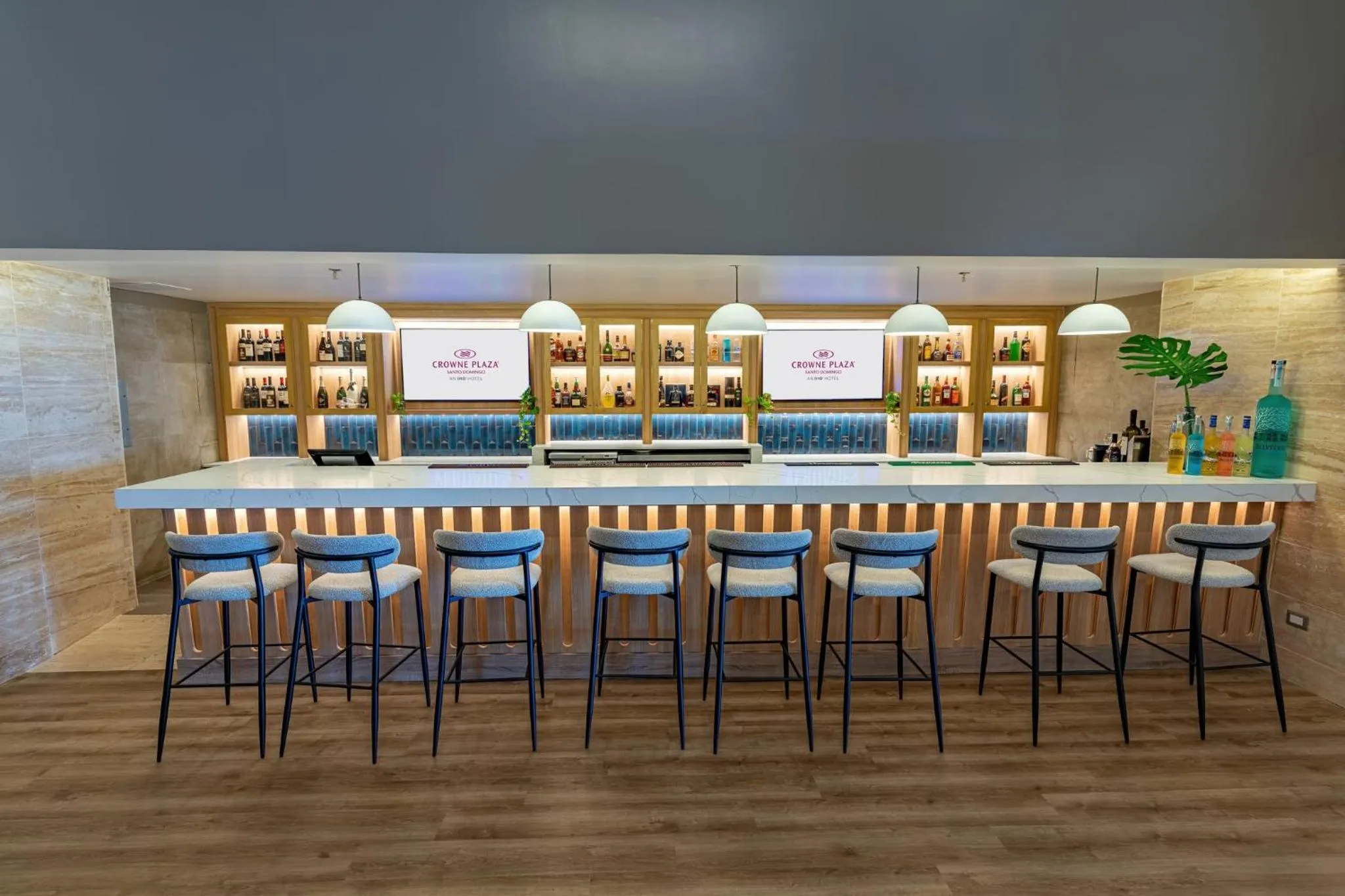 Lounge or bar in Crowne Plaza Santo Domingo by IHG