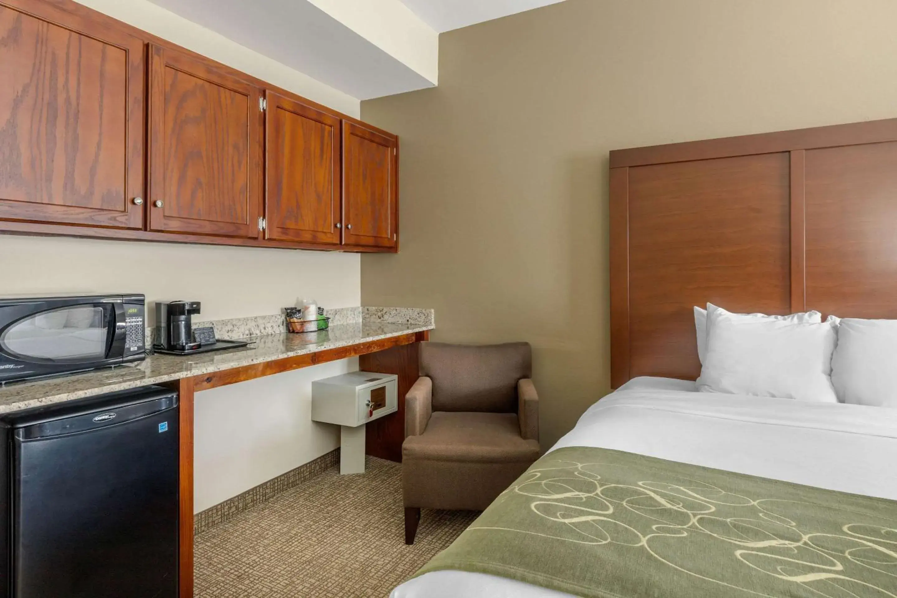 Photo of the whole room, Kitchen/Kitchenette in Comfort Suites Johnson City near University