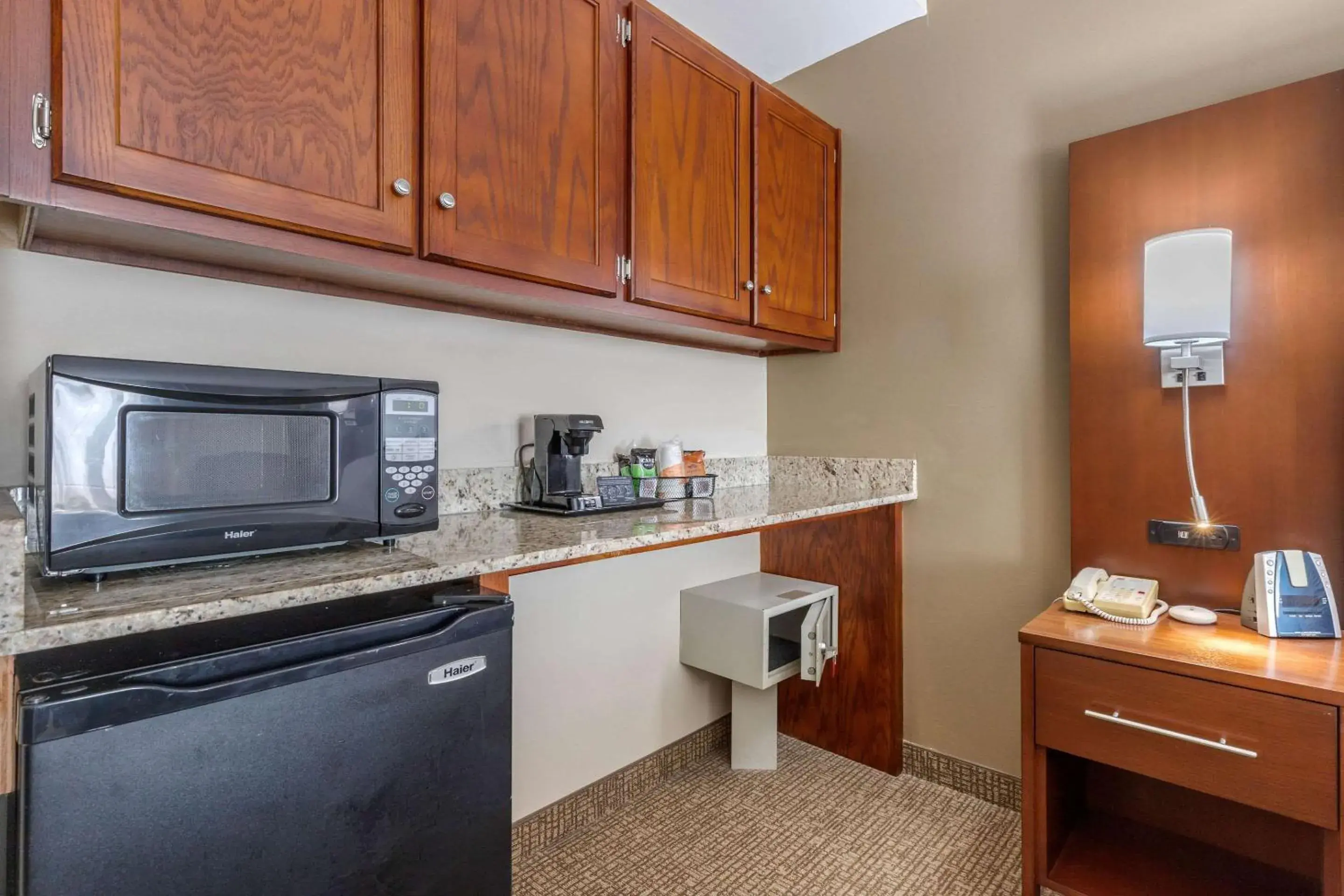 Photo of the whole room, Kitchen/Kitchenette in Comfort Suites Johnson City near University