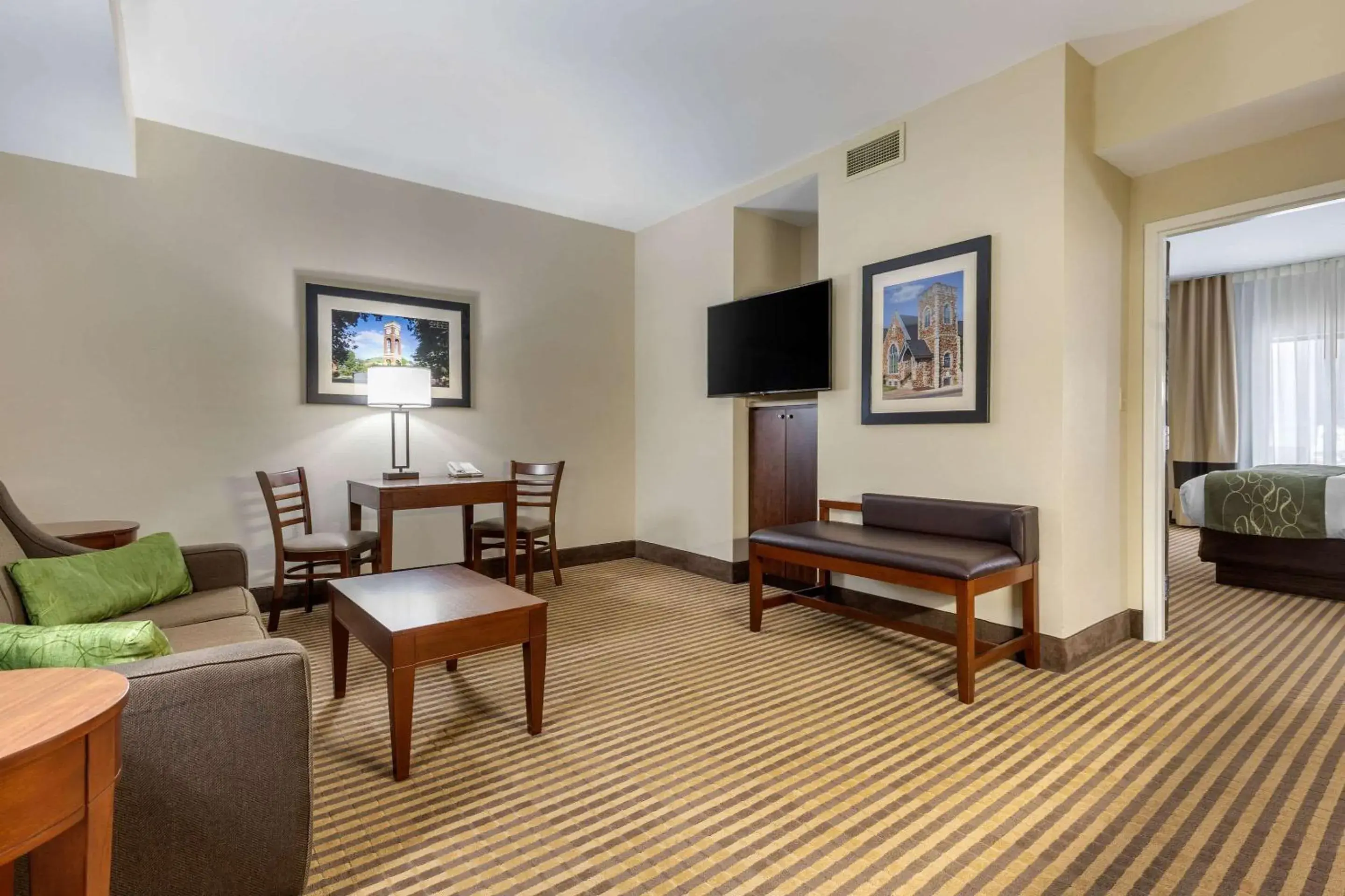 Photo of the whole room, Seating Area in Comfort Suites Johnson City near University