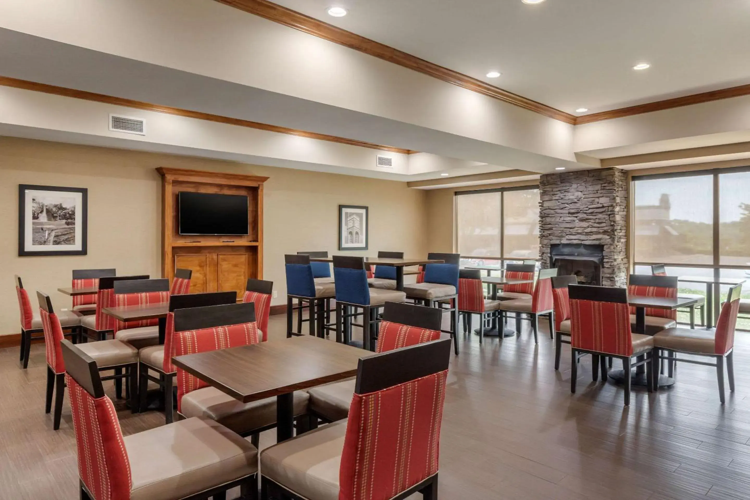 Restaurant/Places to Eat in Comfort Suites Johnson City near University