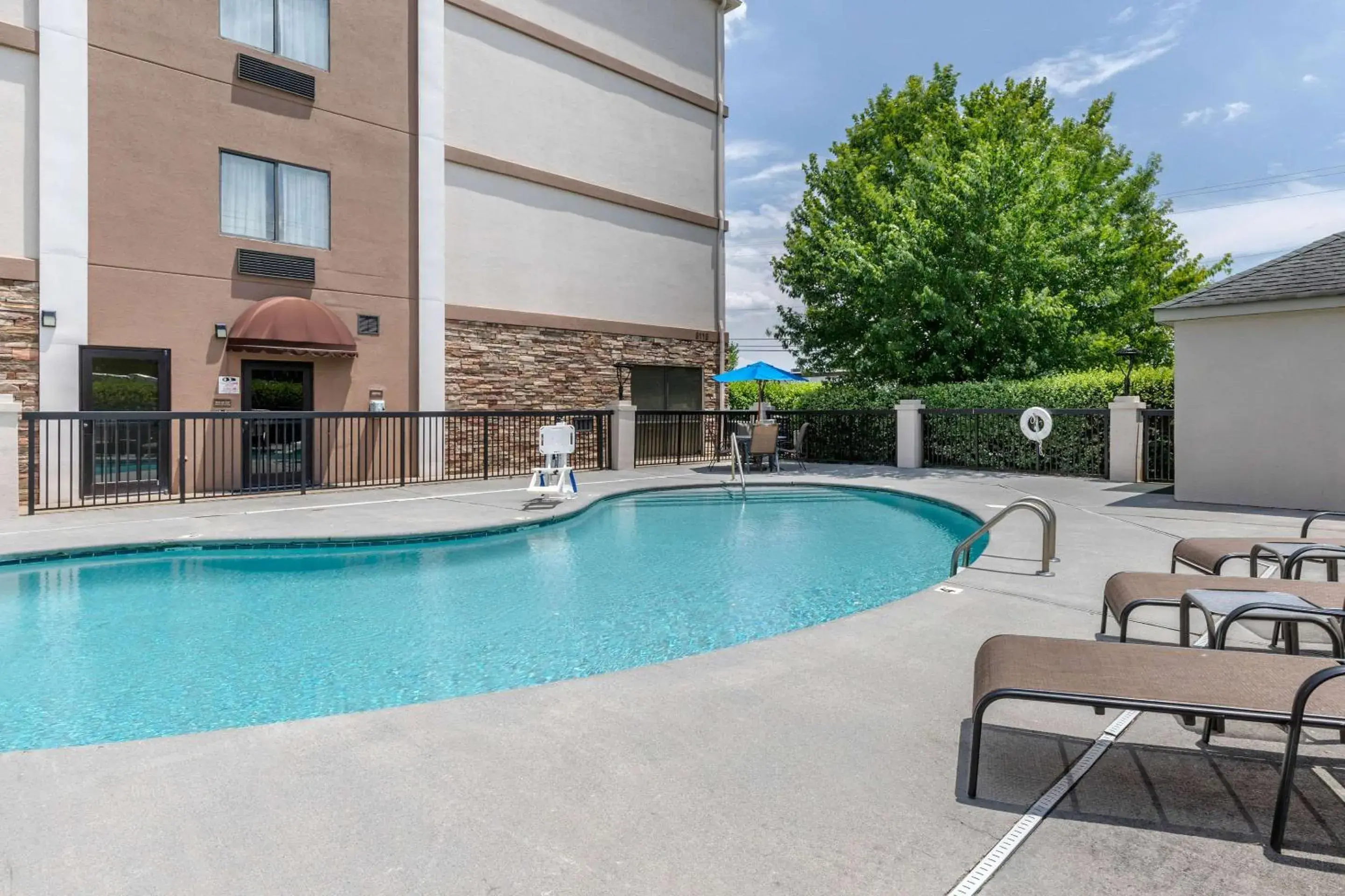 On site, Swimming Pool in Comfort Suites Johnson City near University