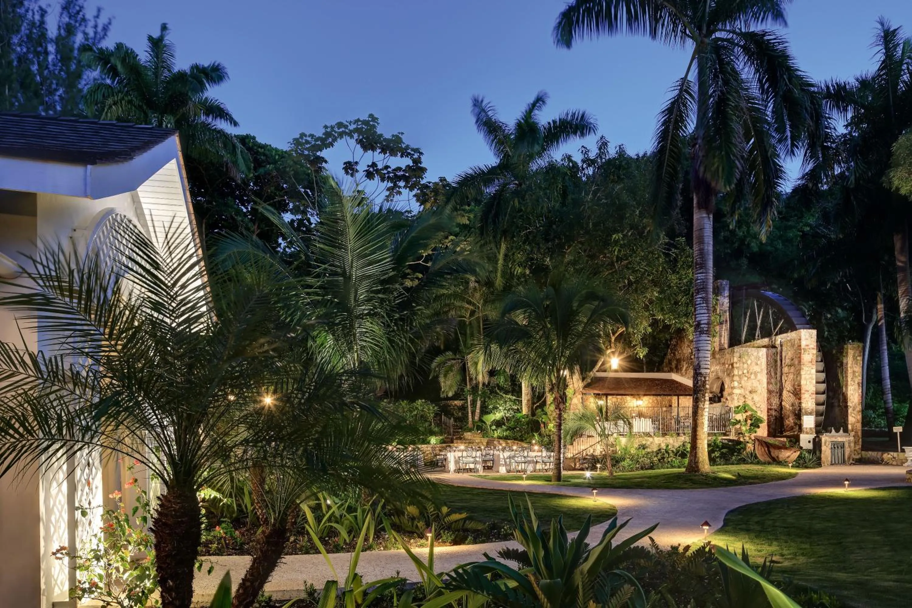 Restaurant/places to eat in Half Moon