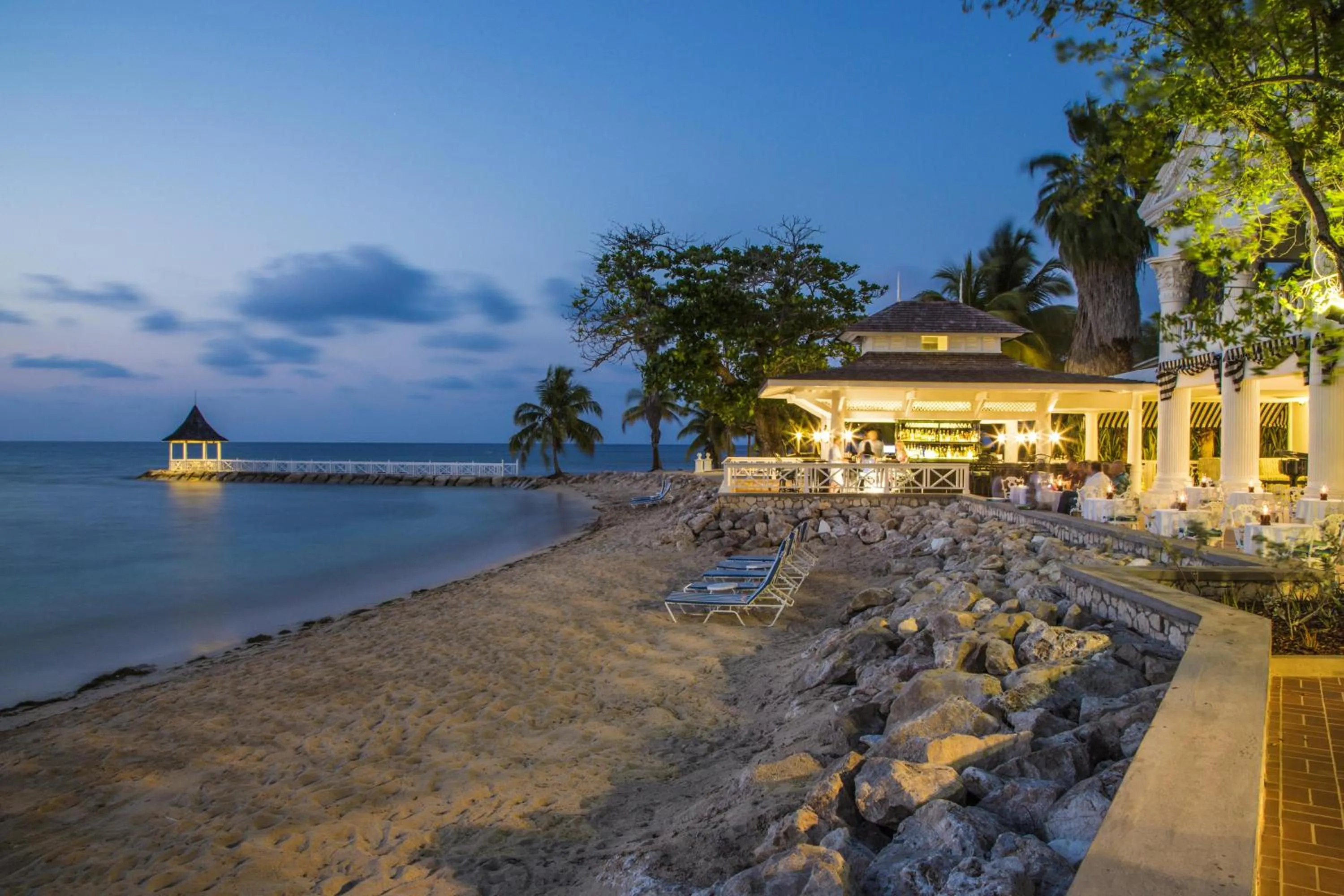 Lounge or bar in Half Moon