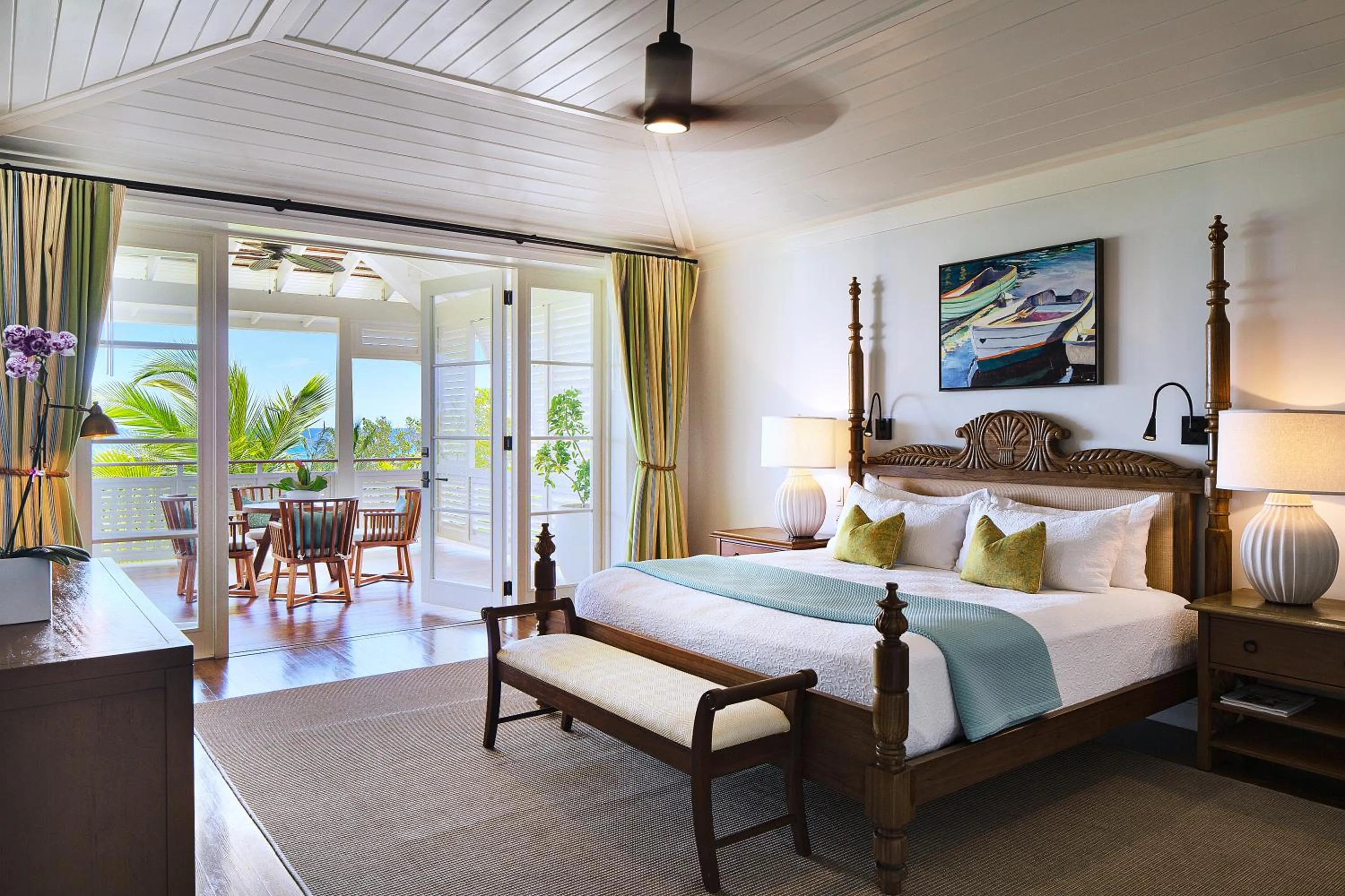 Bedroom, Bed in Half Moon