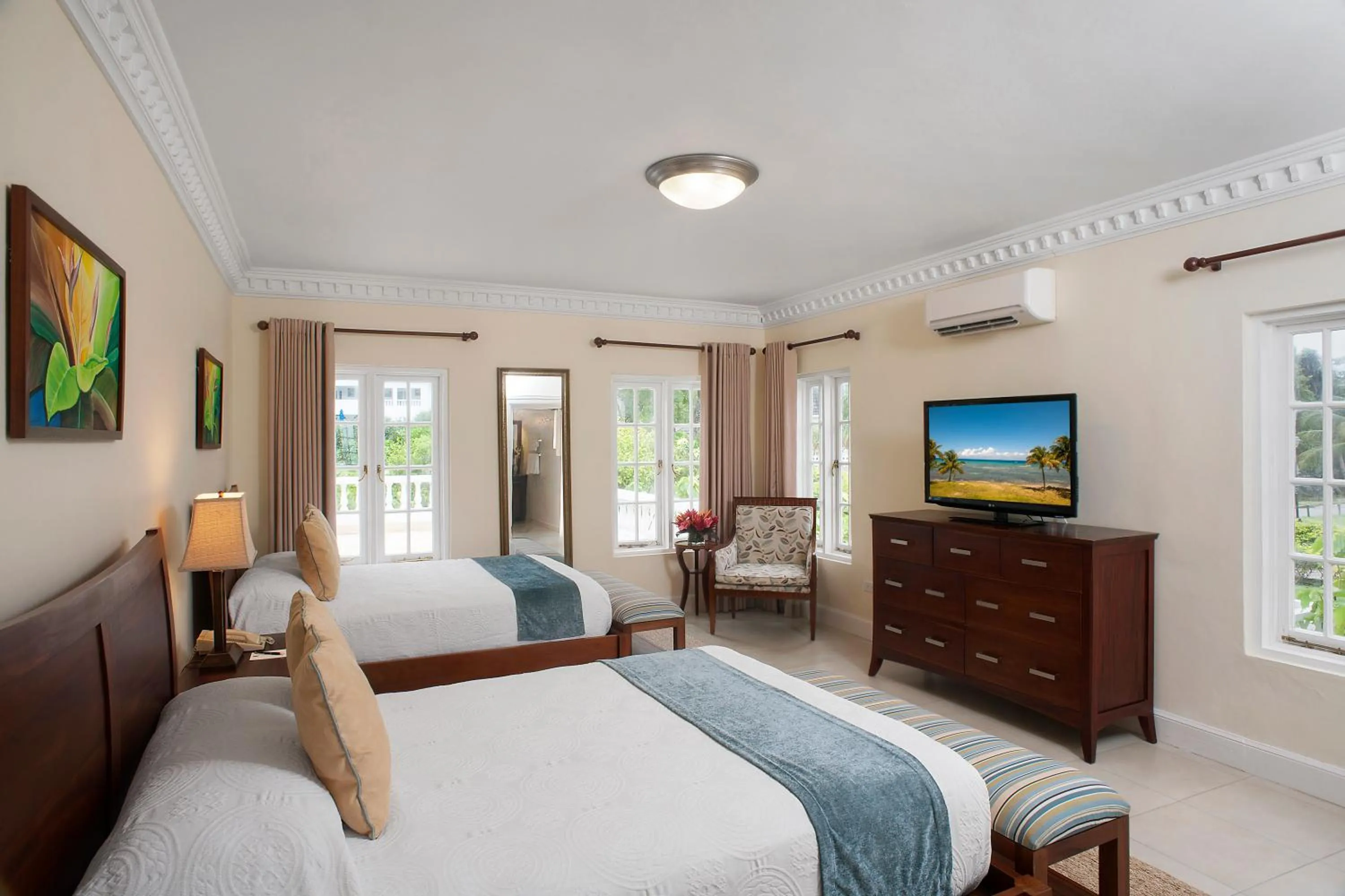 Bedroom, Bed in Half Moon