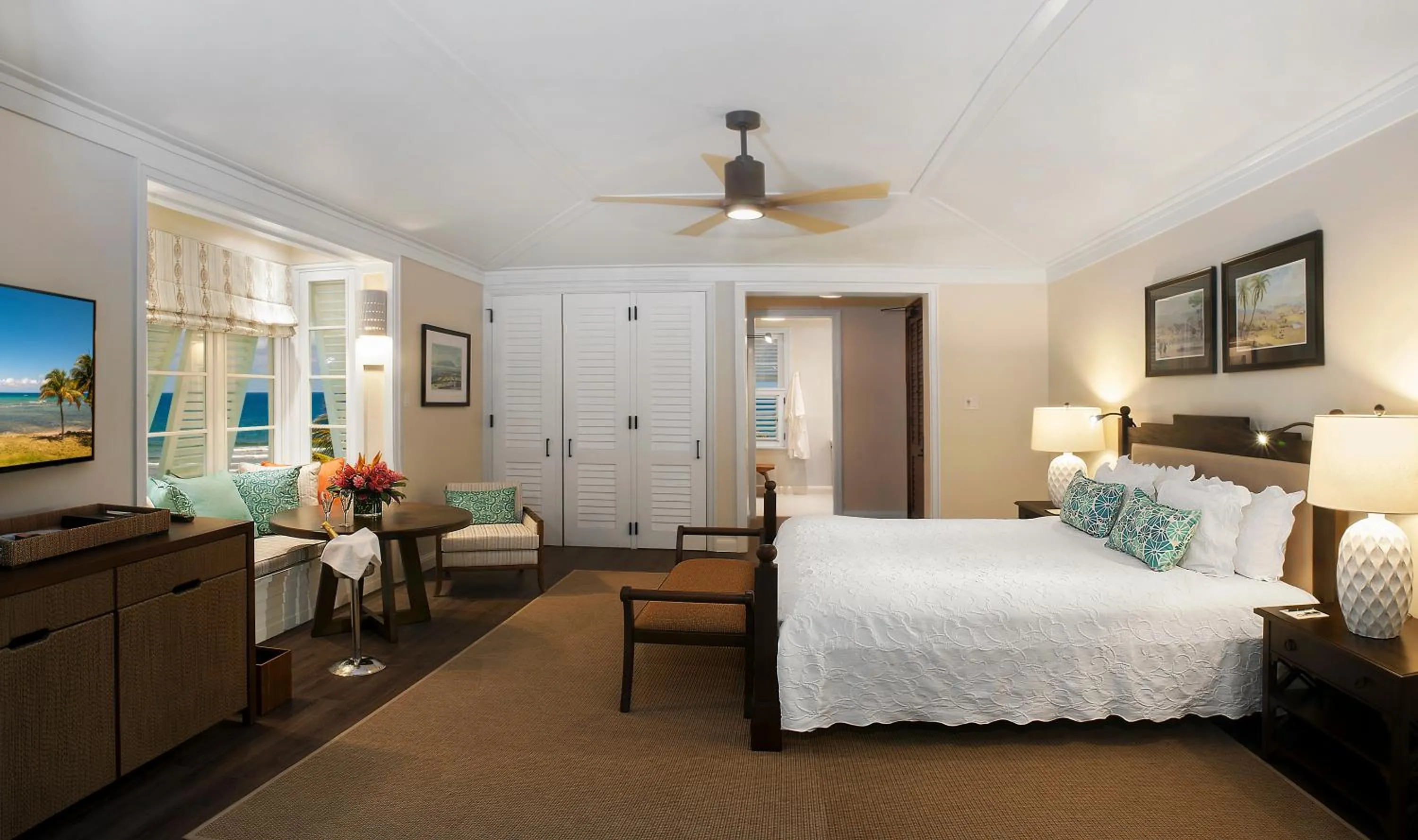 Bedroom, Bed in Half Moon