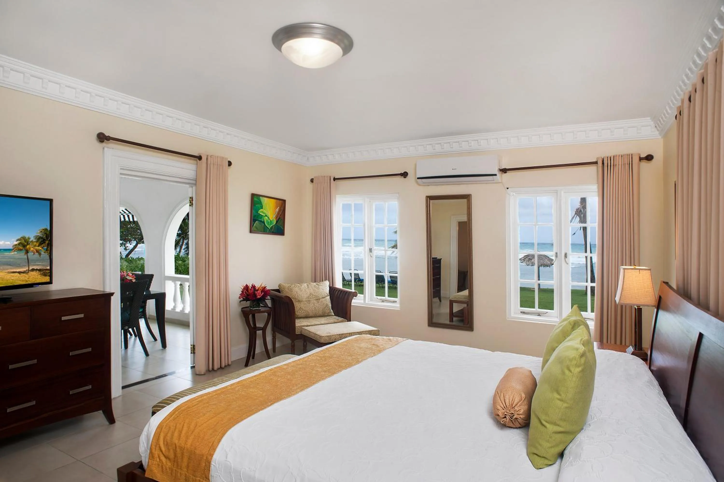 Bedroom, Bed in Half Moon