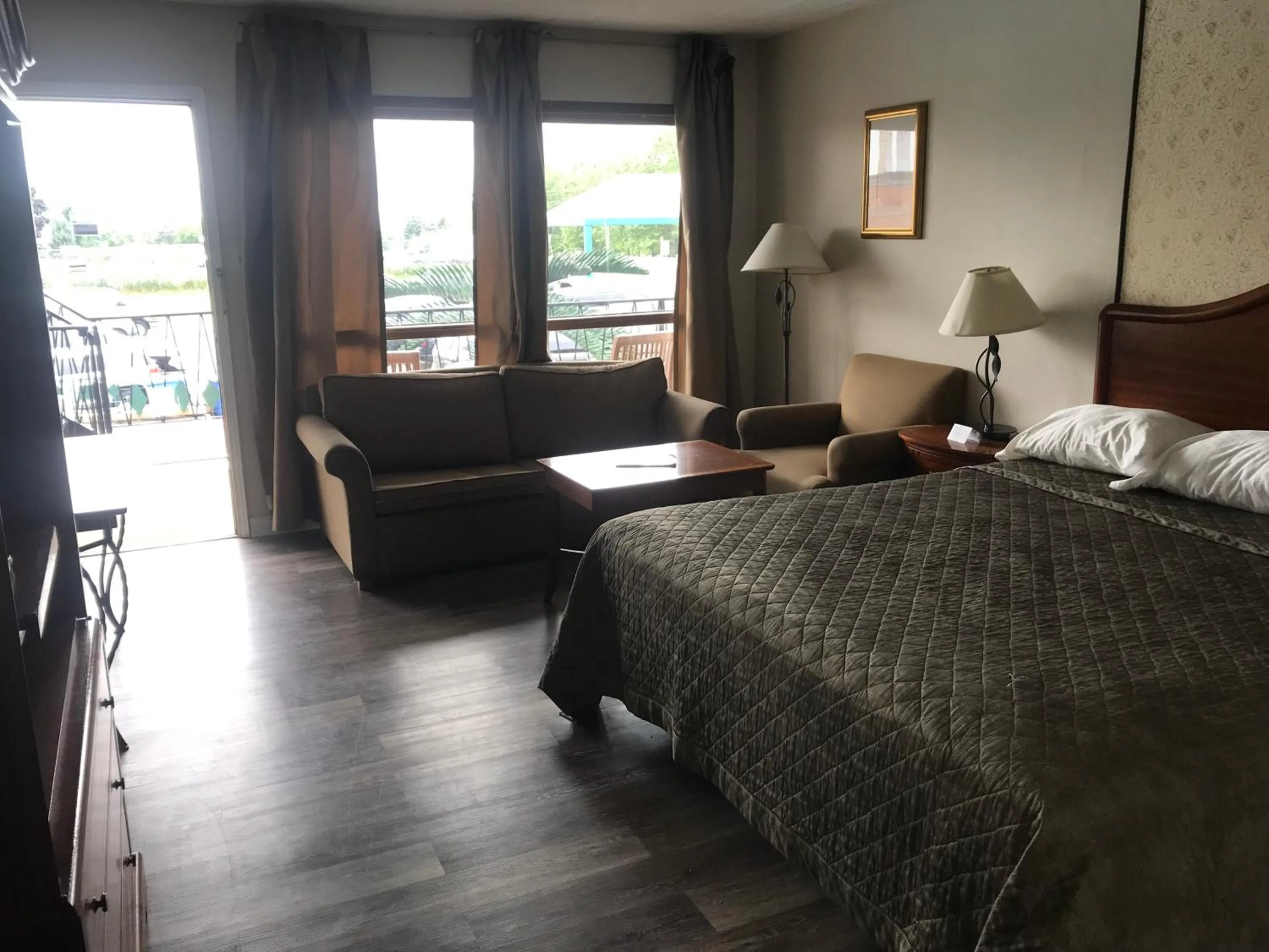 Photo of the whole room, Bed in Rainbow Motor Inn - Fallsview