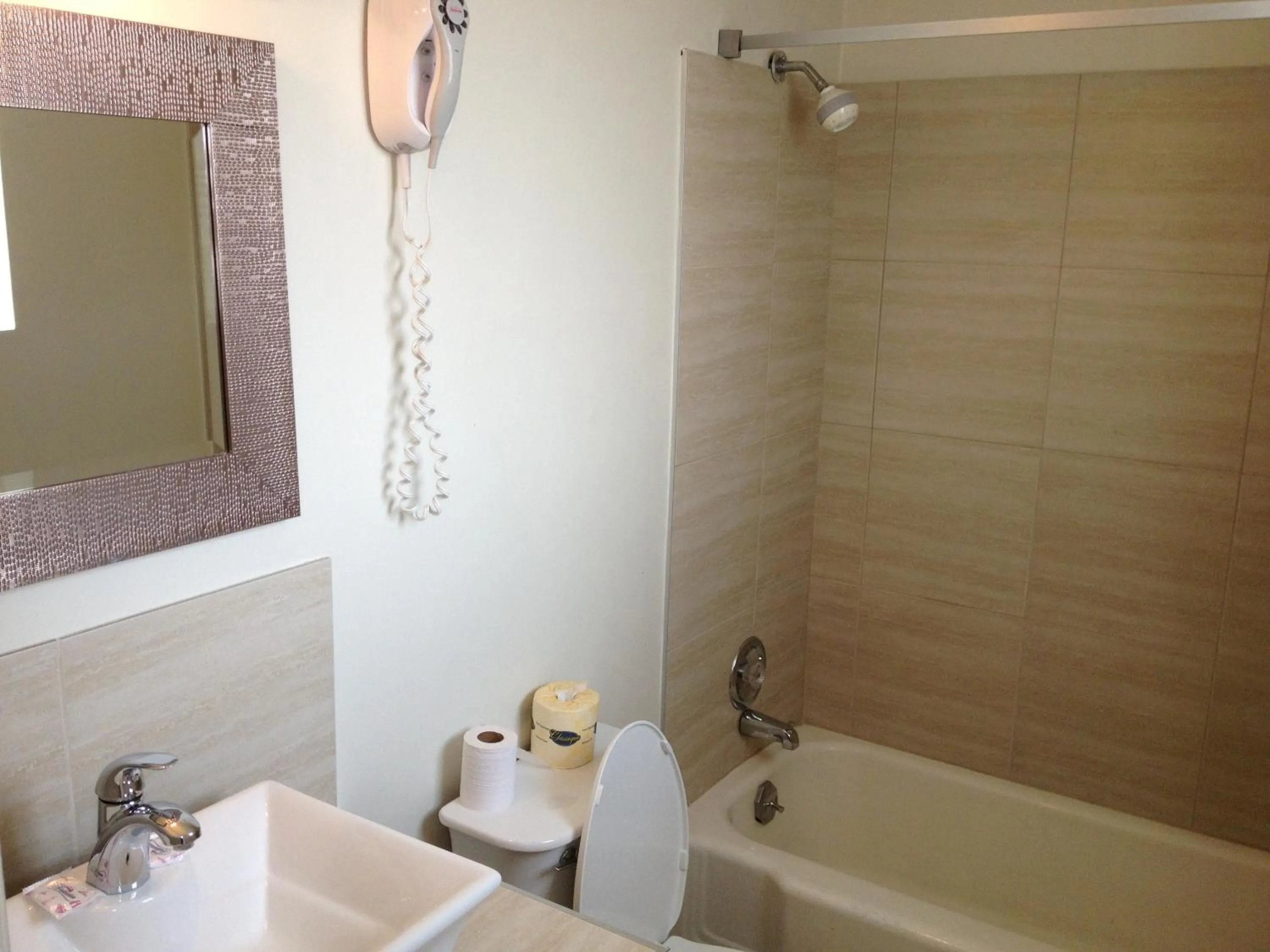 Bathroom in Rainbow Motor Inn - Fallsview