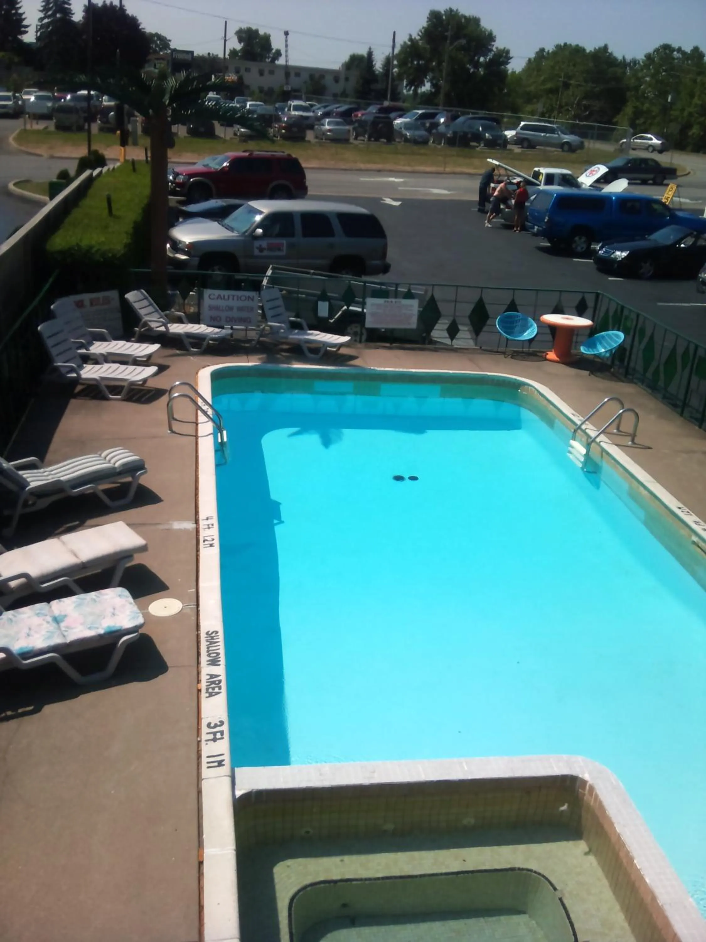Pool view in Rainbow Motor Inn - Fallsview