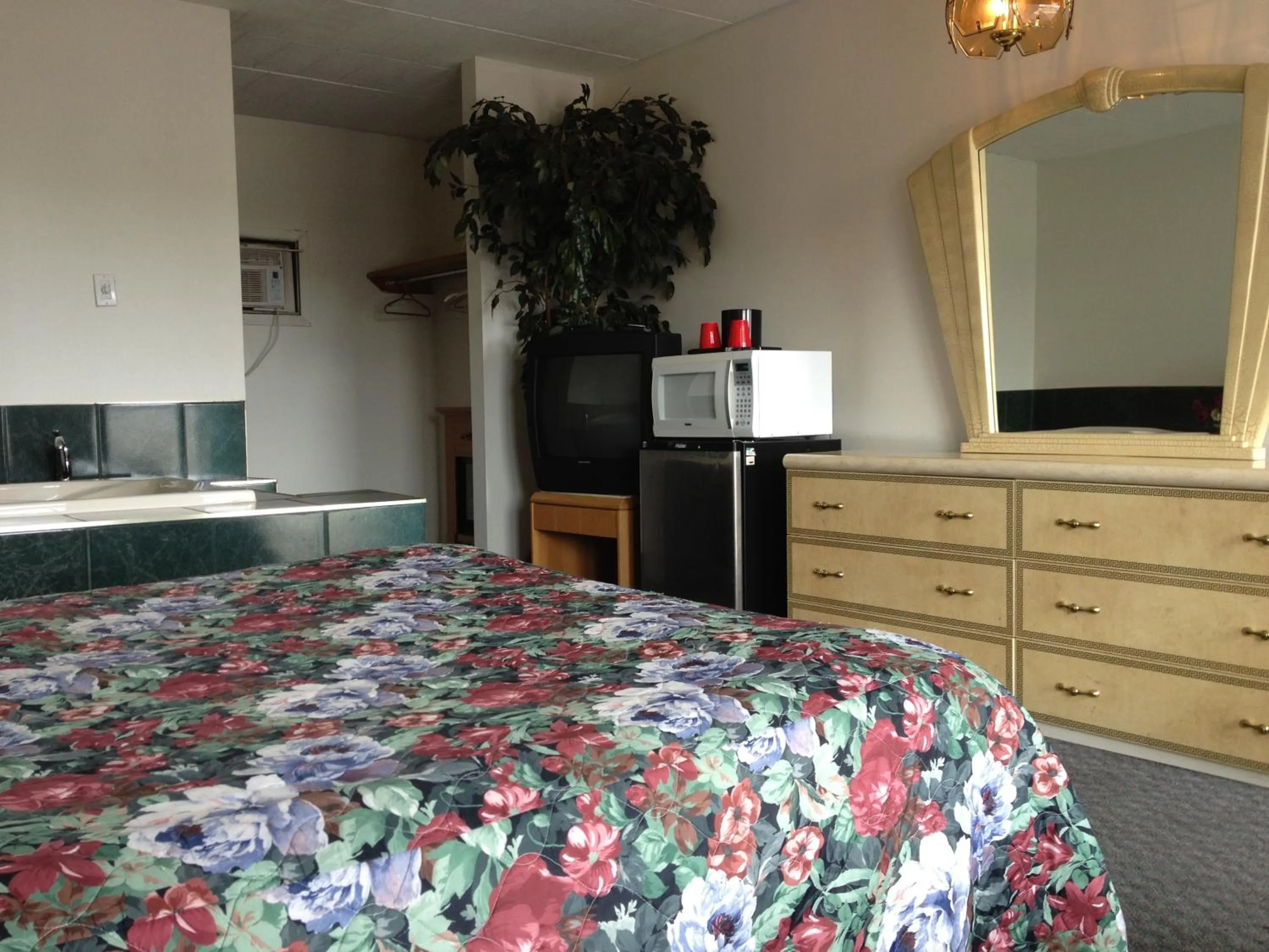 Bedroom, Bed in Rainbow Motor Inn - Fallsview