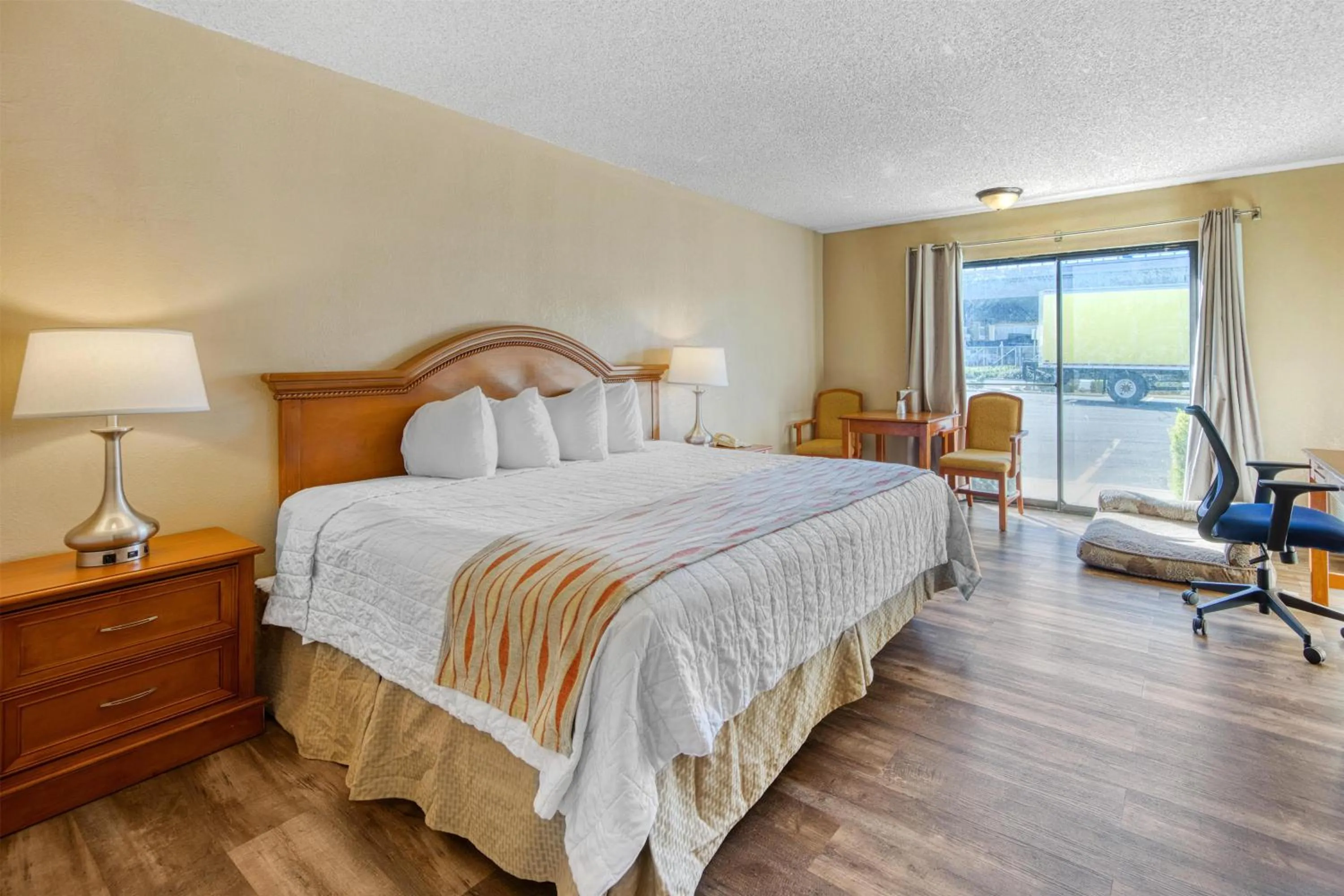 Bedroom, Bed in SureStay Plus Hotel by Best Western Reno Airport