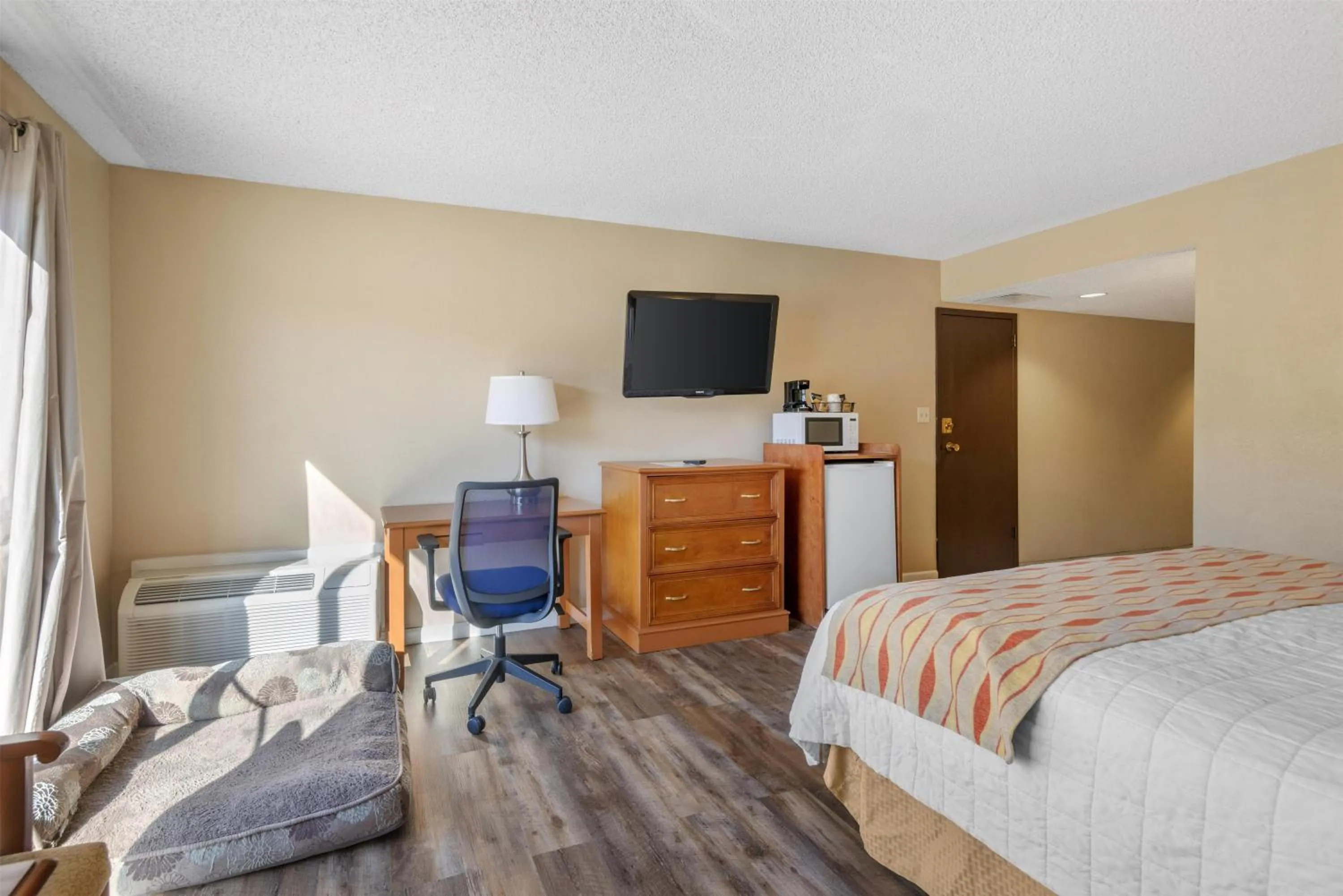 Bedroom, Bed in SureStay Plus Hotel by Best Western Reno Airport