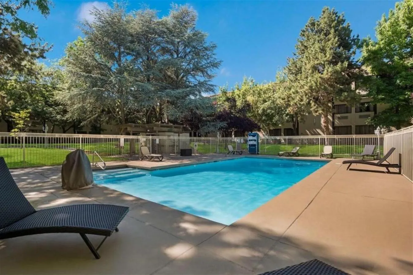 Garden in SureStay Plus Hotel by Best Western Reno Airport