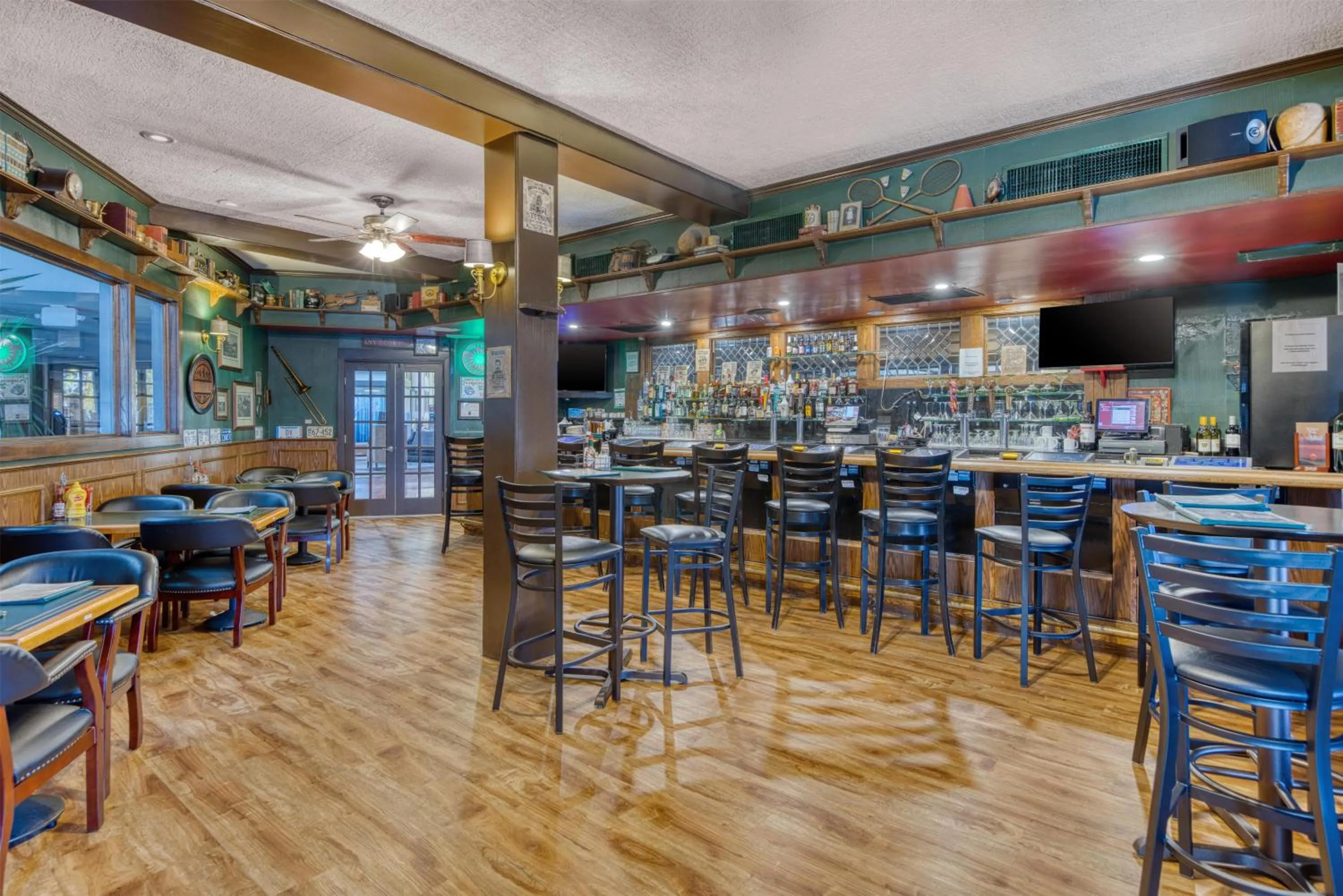 Restaurant/places to eat in SureStay Plus Hotel by Best Western Reno Airport