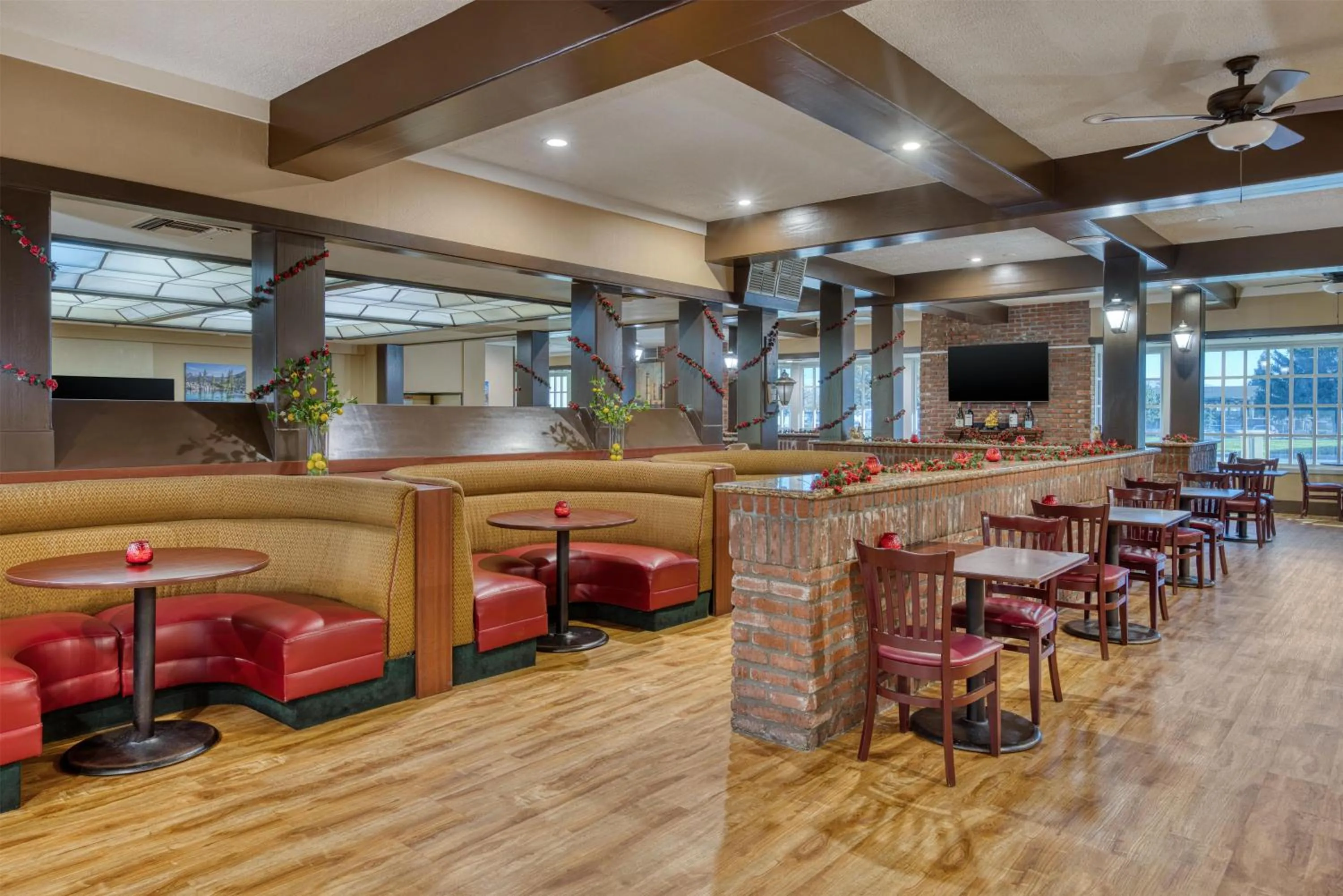 Restaurant/places to eat in SureStay Plus Hotel by Best Western Reno Airport